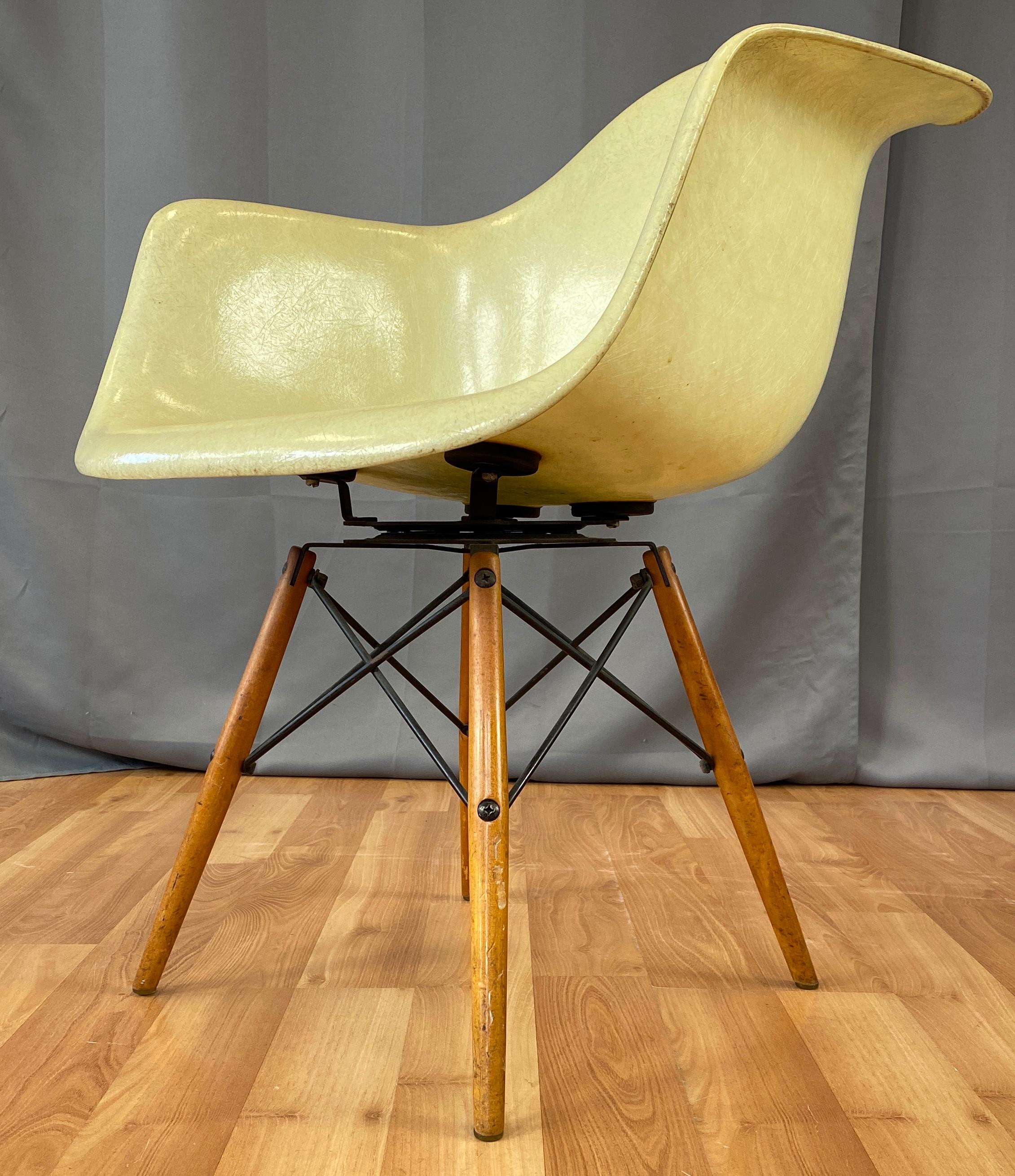 Offered here is a 1st generation Zenith Plastics Co PAW rope edge chair, designed by Charles Eames for Herman Miller.
Chair swivels is in a lemon yellow, 4 square zenith plastic checkerboard label underneath.