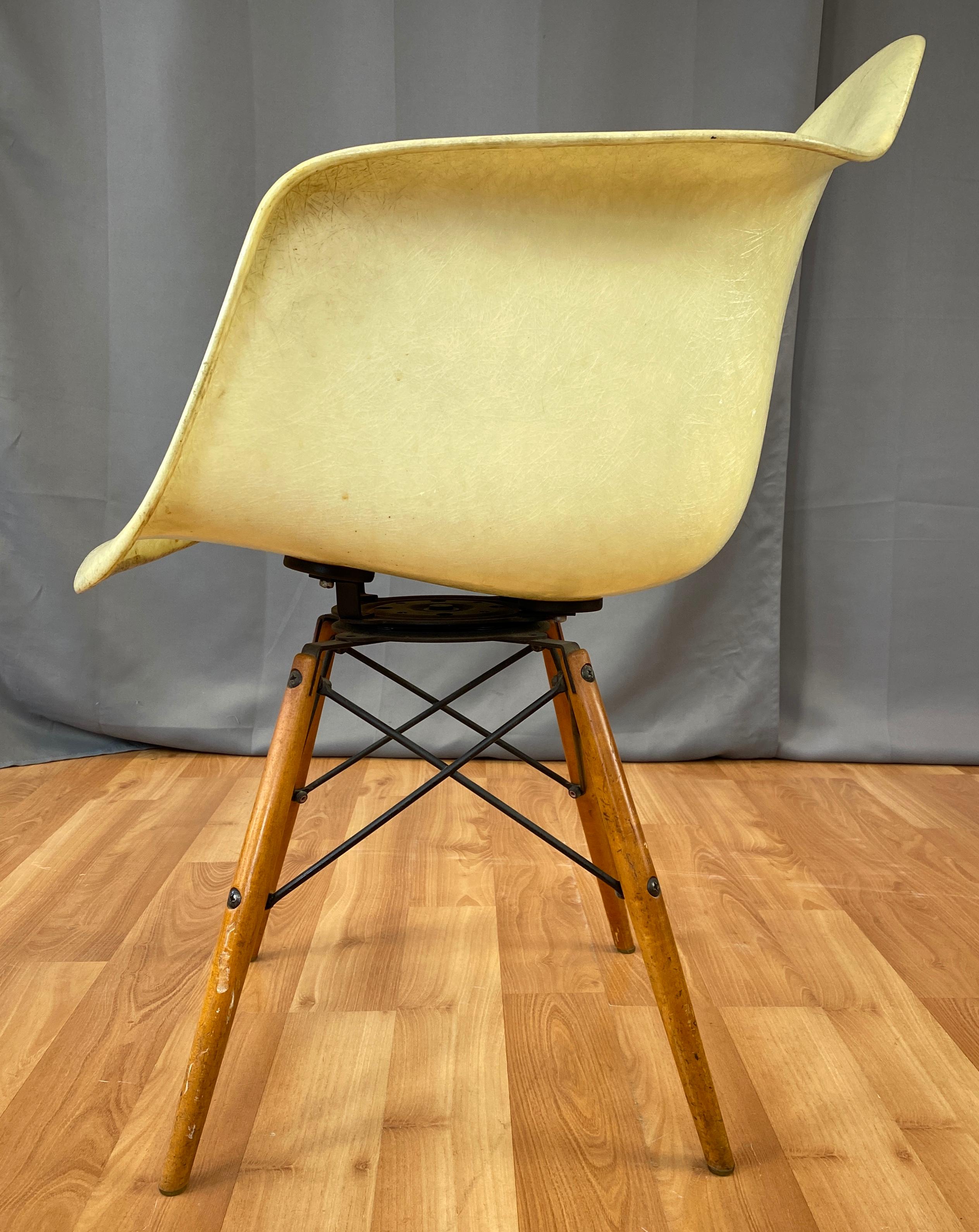 1st Edition Zenith Plastics Rope Edge Paw Chair Charles Eames for Herman Miller In Good Condition In San Francisco, CA