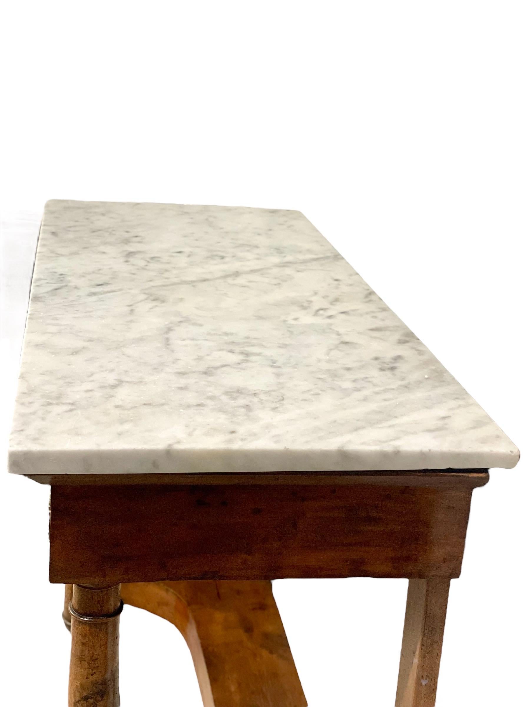 Français Table console d'époque Empire avec plateau en marbre datant du début du 19ème siècle en vente