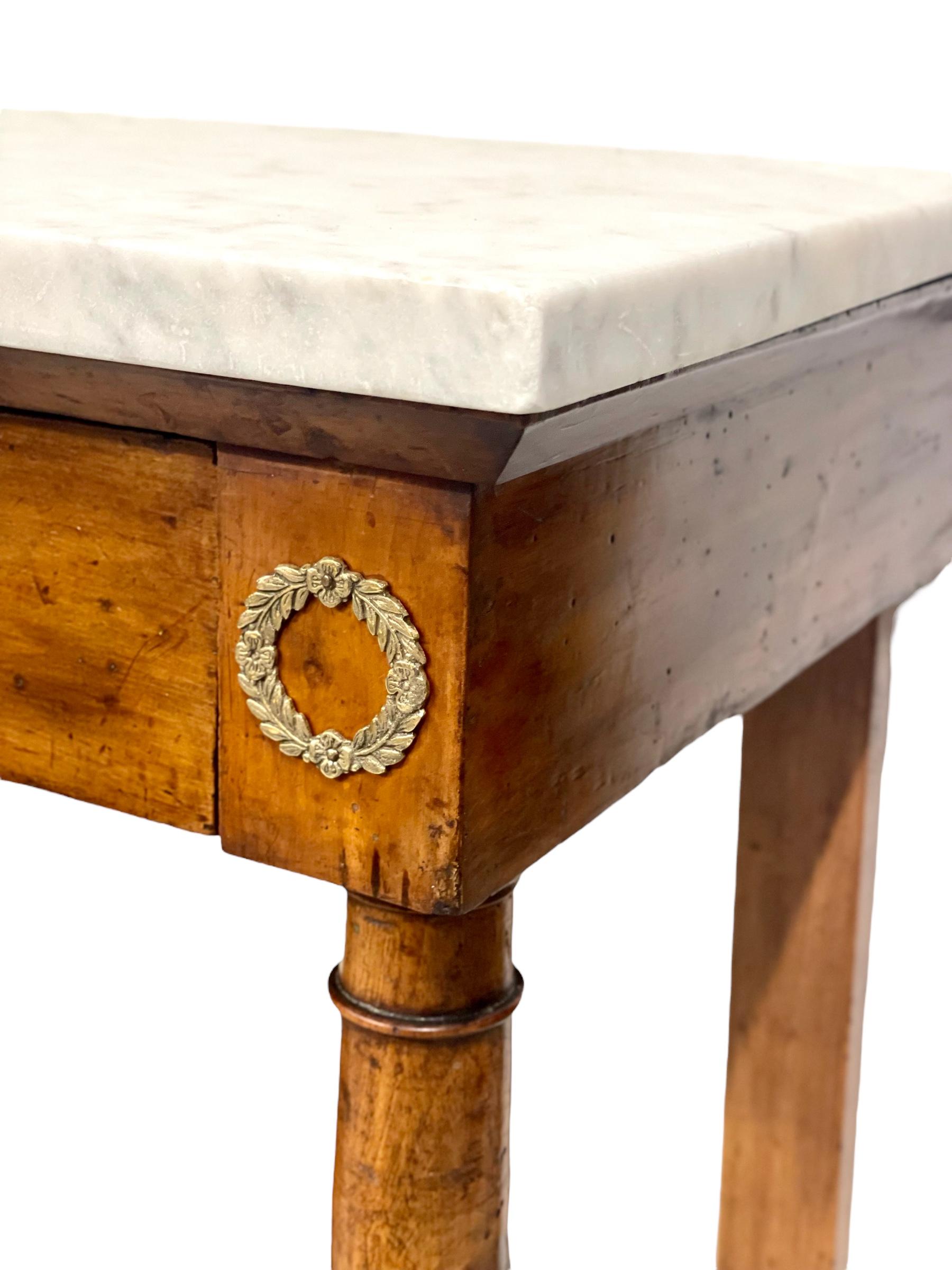 XIXe siècle Table console d'époque Empire avec plateau en marbre datant du début du 19ème siècle en vente