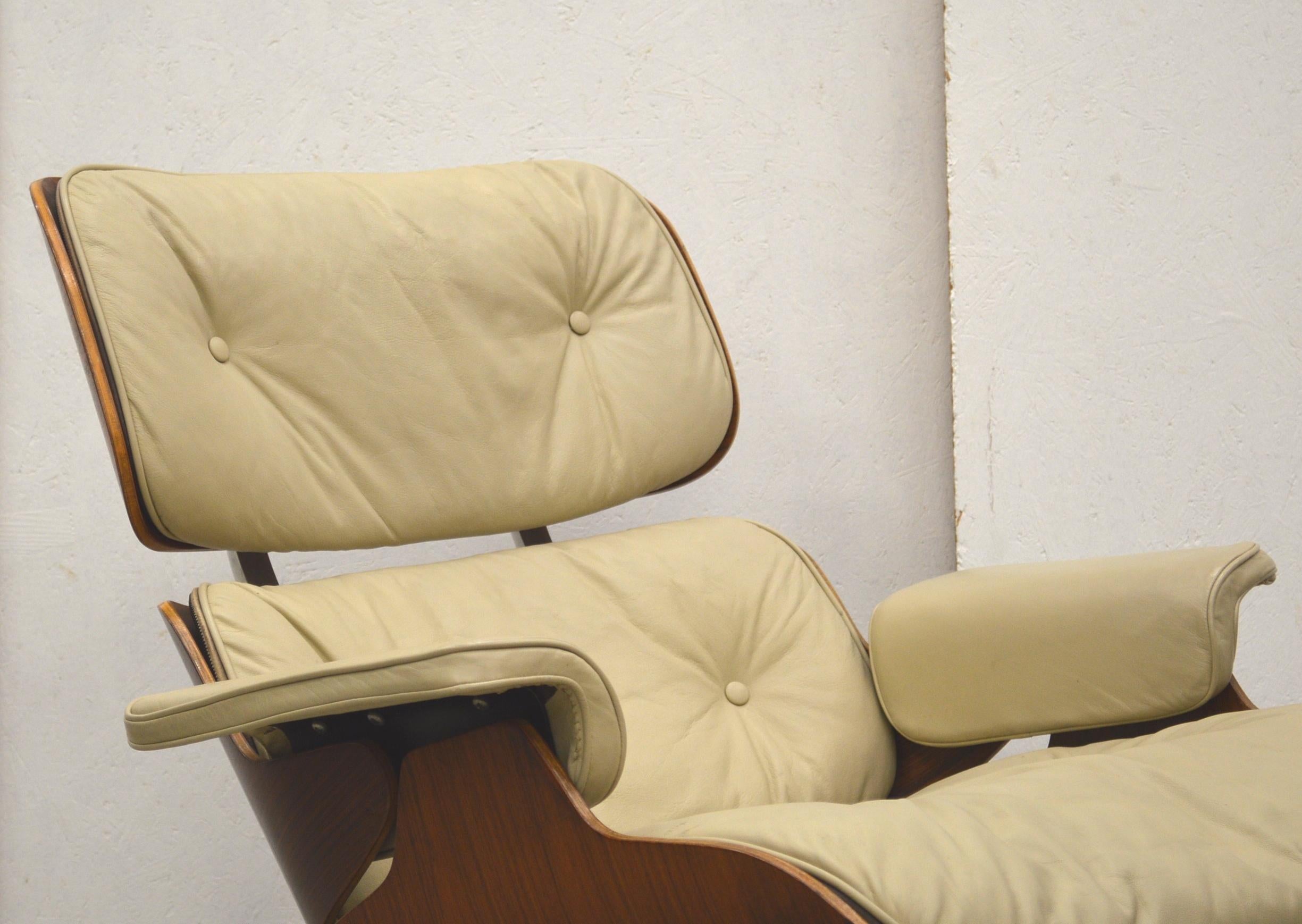 This rare lounge chair was designed by Charles & Ray Eames and were produced by Hille/Herman Miller in the late 1950s. It is one of the very first lounge chairs which were produced in Europe.

It is a very early example which features important
