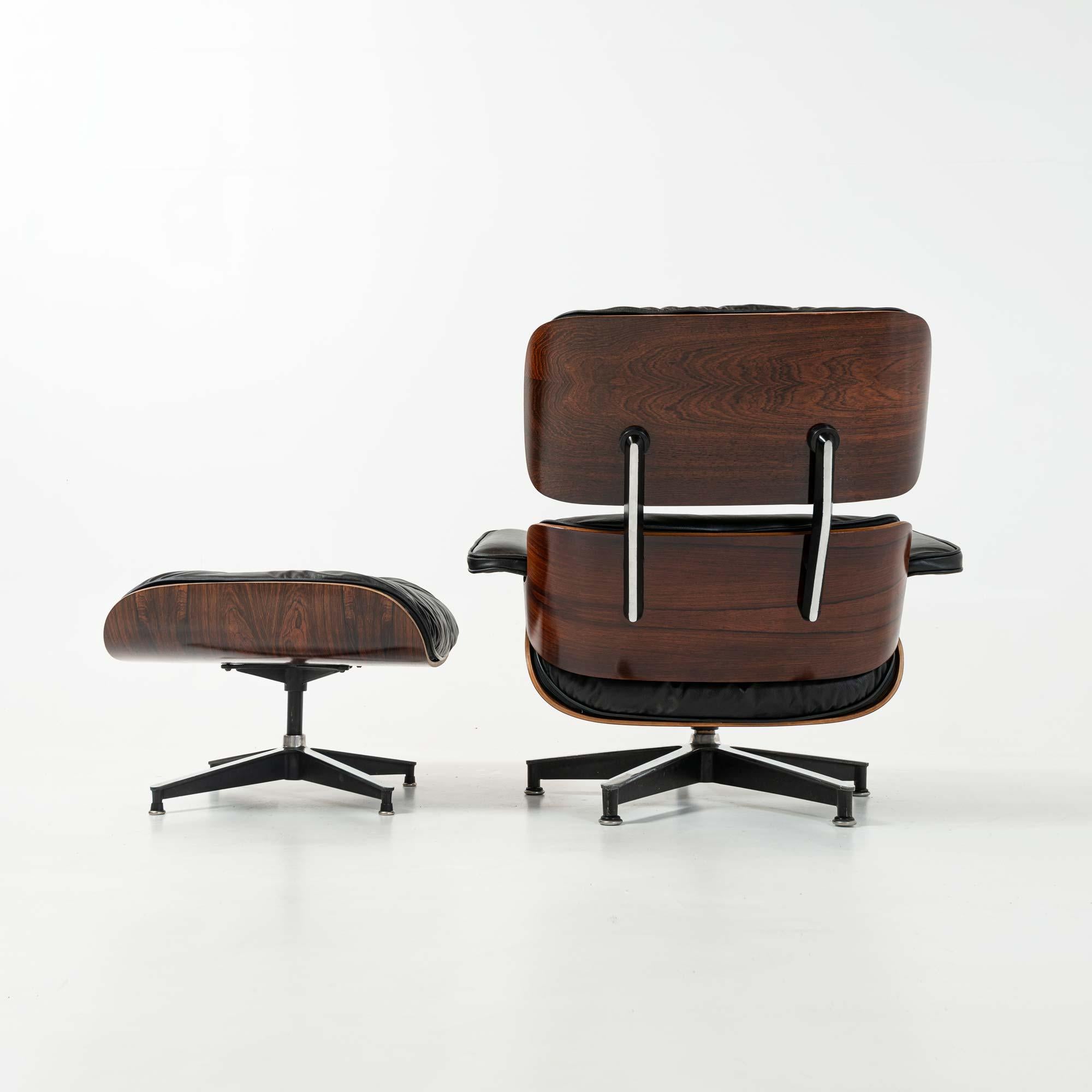 Rare chaise de salon Eames de 1958 avec ottoman, modèle 670-671 comprenant tous les détails distincts de la première génération, restaurée et retapissée, prête à l'emploi.

Détails de la première génération :
1. Accoudoirs à trois vis.
2. Tabouret