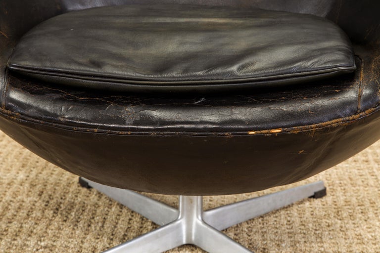 1st-Gen 1958 Arne Jacobsen Egg Chair for Fritz Hansen w Original Leather, Signed For Sale 5