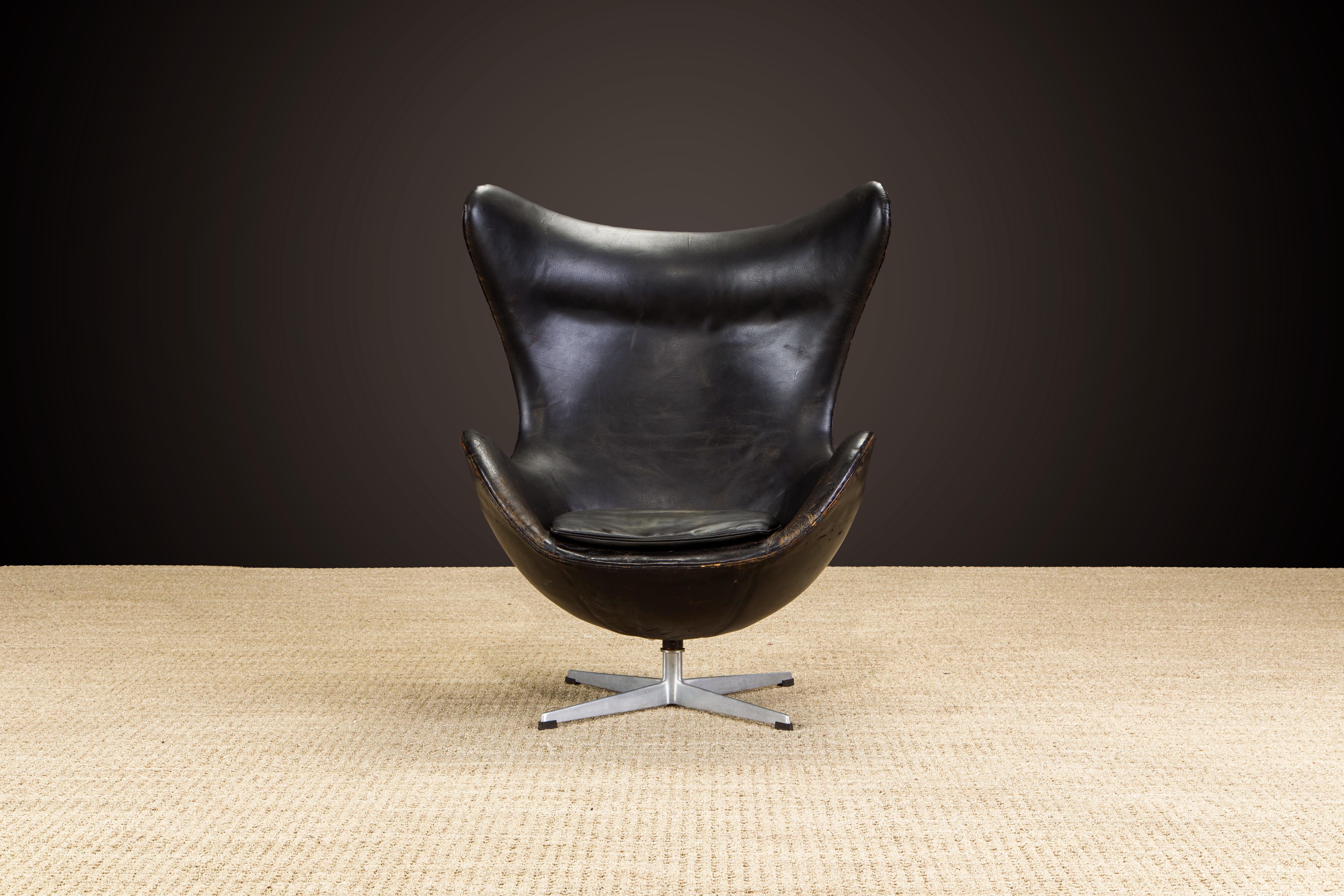 Cette iconique chaise 'Egg' en cuir noir d'Arne Jacobsen est une production très ancienne, vers 1958, de Fritz Hansen. Elle est signée sous le cuir avec le tampon de FH et une étiquette partielle de Danish Control (voir la dernière photo). Les