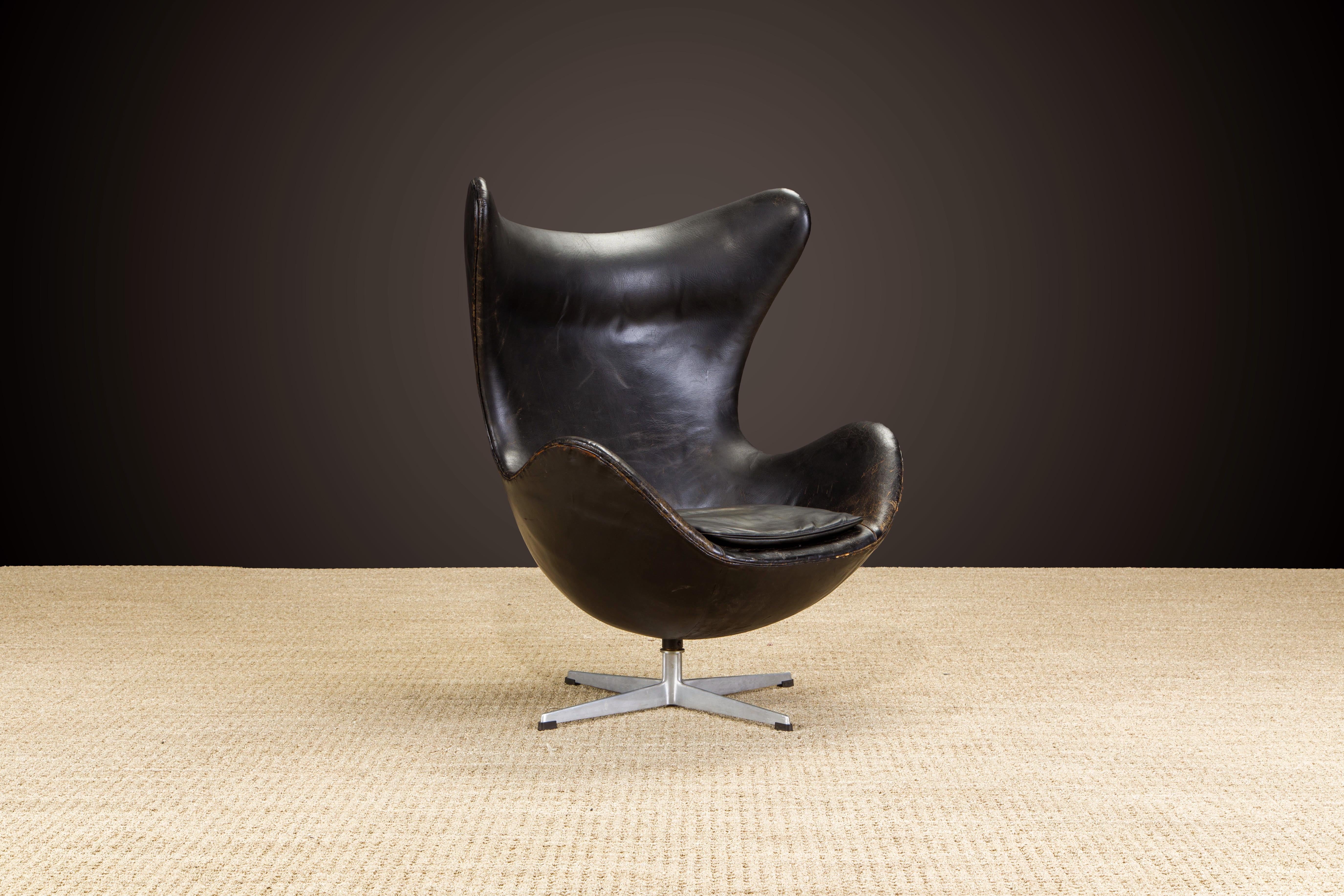 Mid-Century Modern 1ère Génération 1958 Arne Jacobsen Egg Chair for Fritz Hansen w Original Leather, Signed