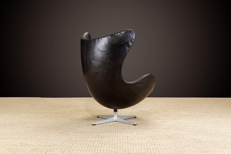 1st-Gen 1958 Arne Jacobsen Egg Chair for Fritz Hansen w Original Leather, Signed In Good Condition For Sale In Los Angeles, CA