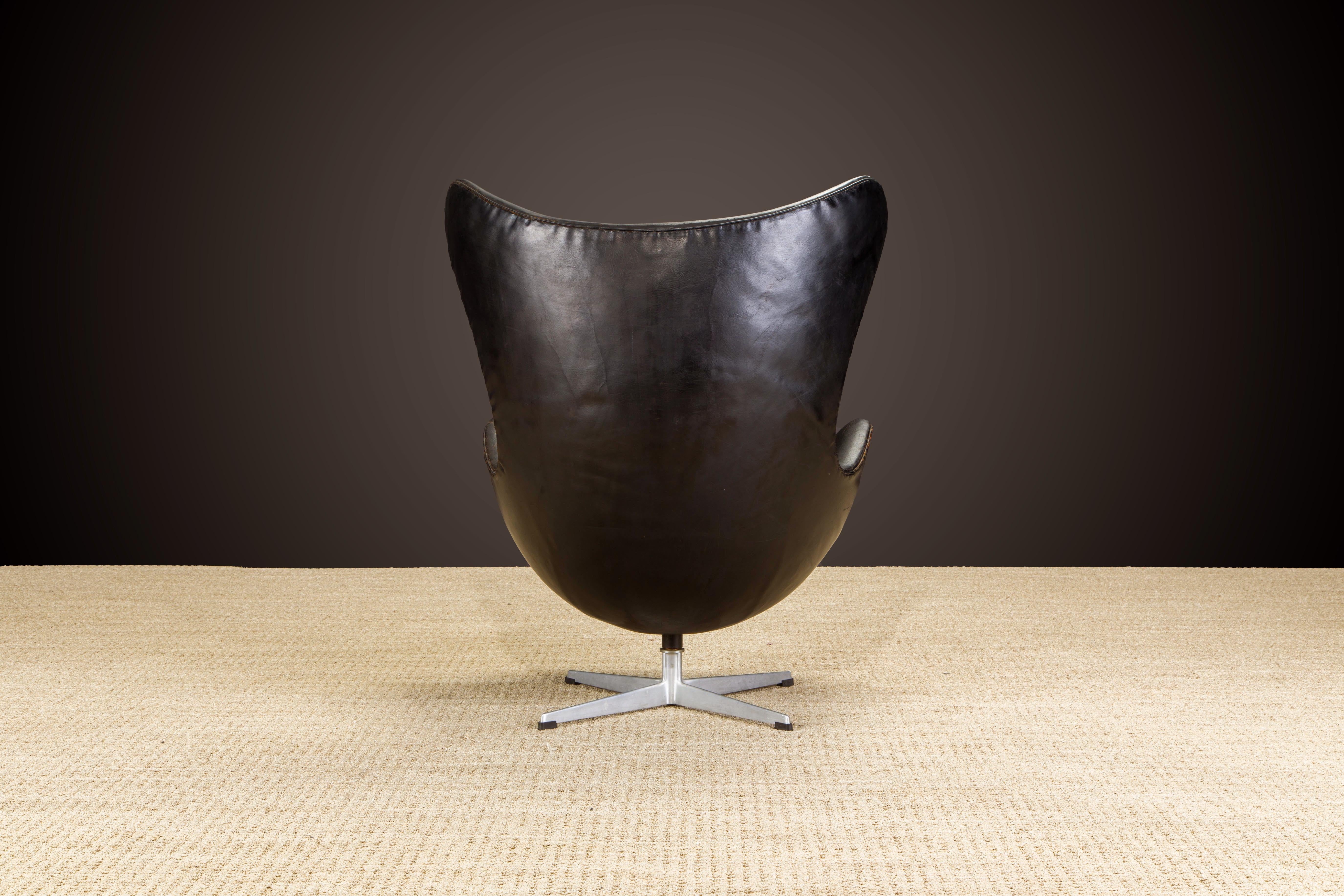 Milieu du XXe siècle 1ère Génération 1958 Arne Jacobsen Egg Chair for Fritz Hansen w Original Leather, Signed
