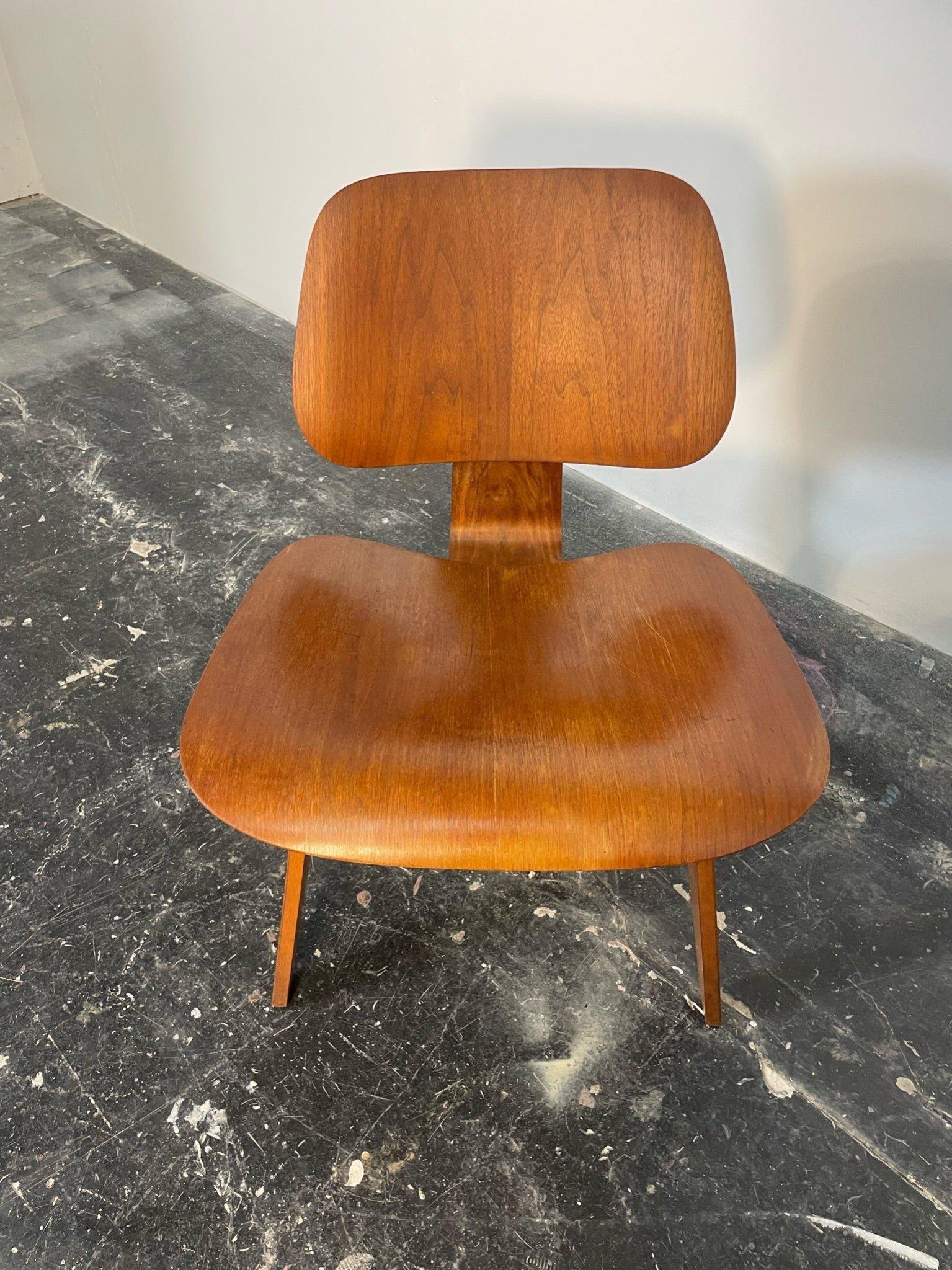 This is an Eames LCW Lounge Chair, dating to circa 1948. It has the 5-2-5 screw pattern underneath, indicating an early Evans production. This example is in very good vintage condition with some wear from use and nice patina. See photos. The