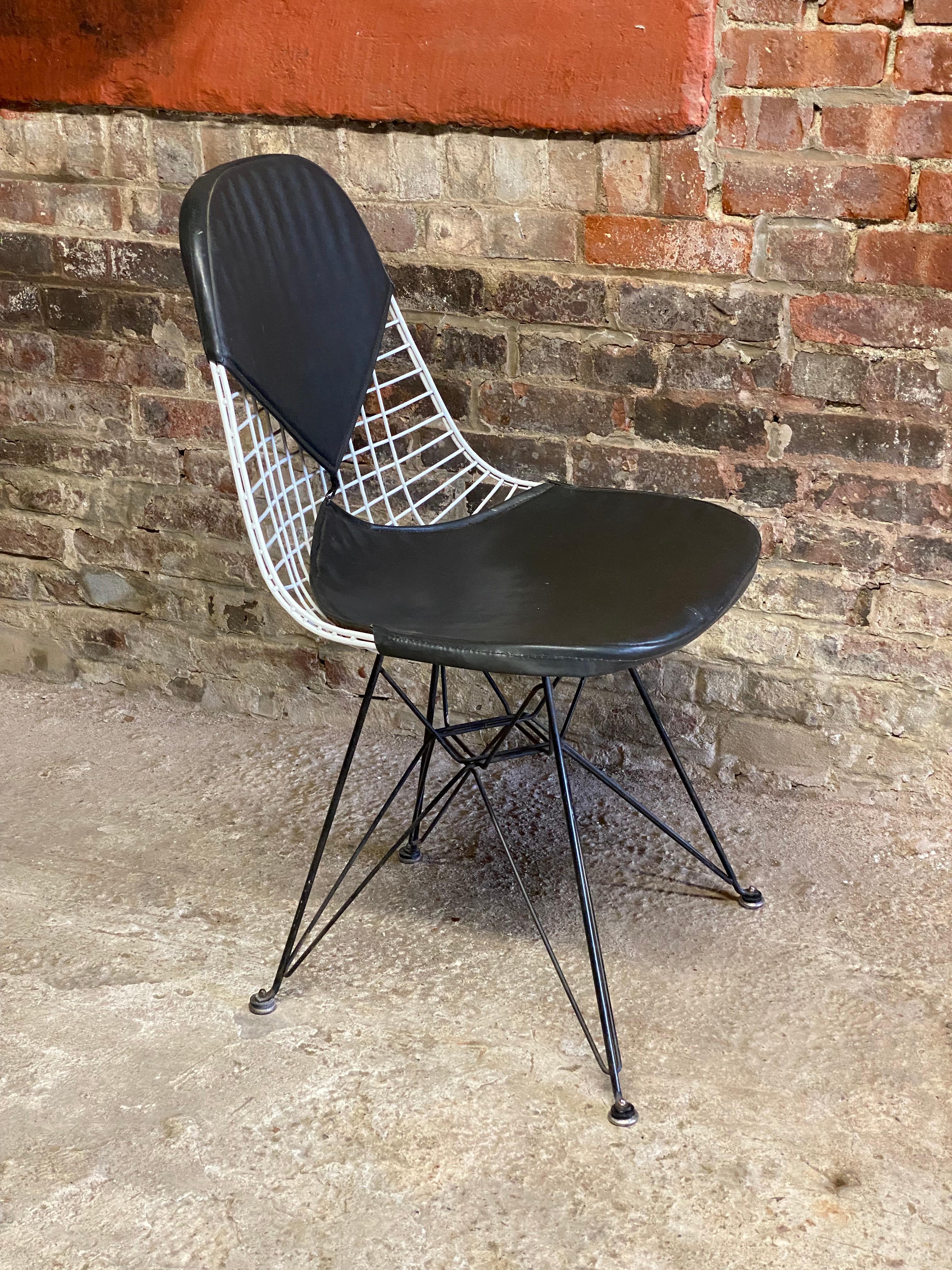 Mid-Century Modern Chaise Tour Eiffel de 1ère génération Eames Dkr-2 fil métallique en vente