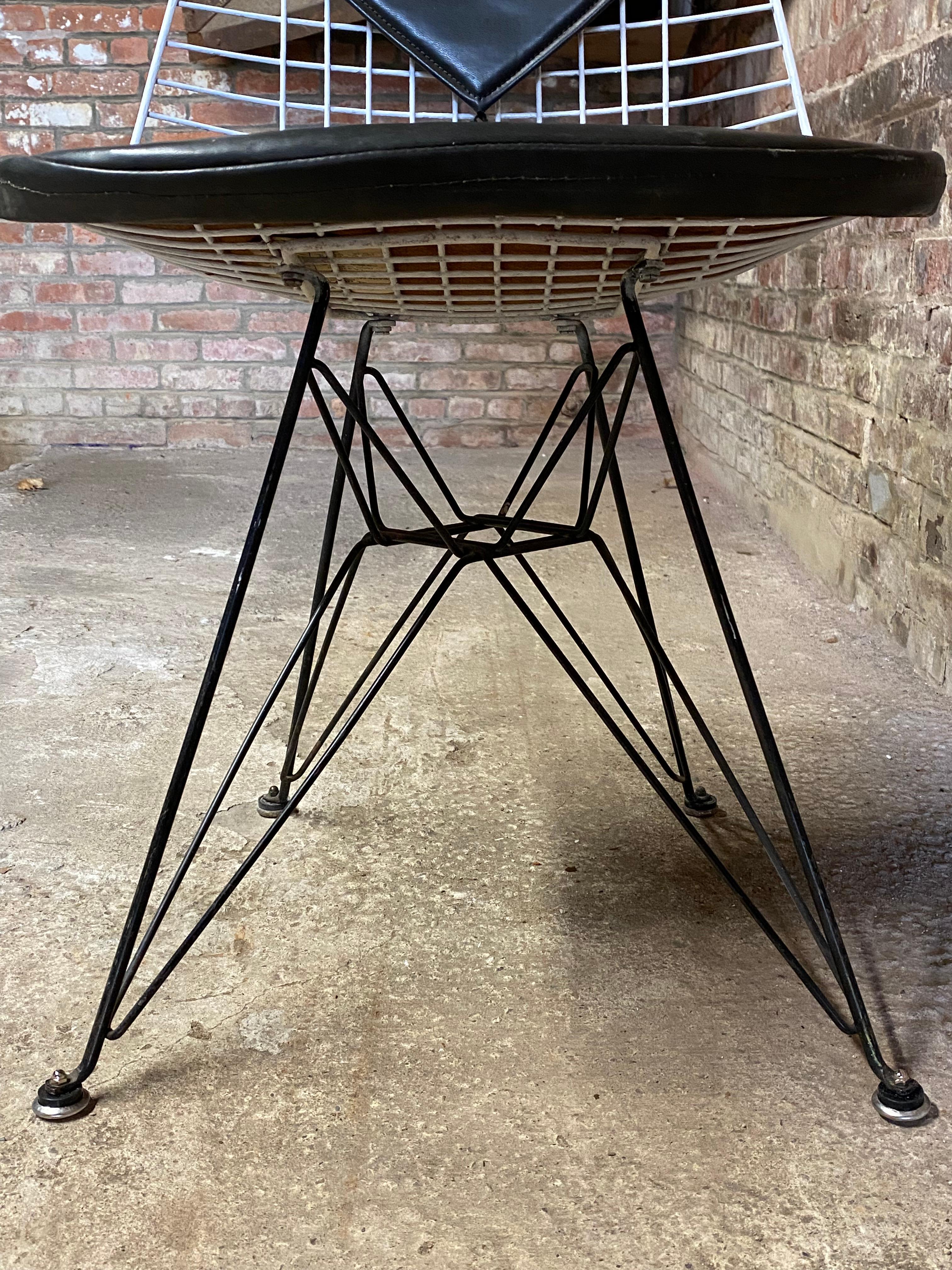 1st Generation Eames Dkr-2 Wire Eiffel Tower Chair In Good Condition For Sale In Garnerville, NY