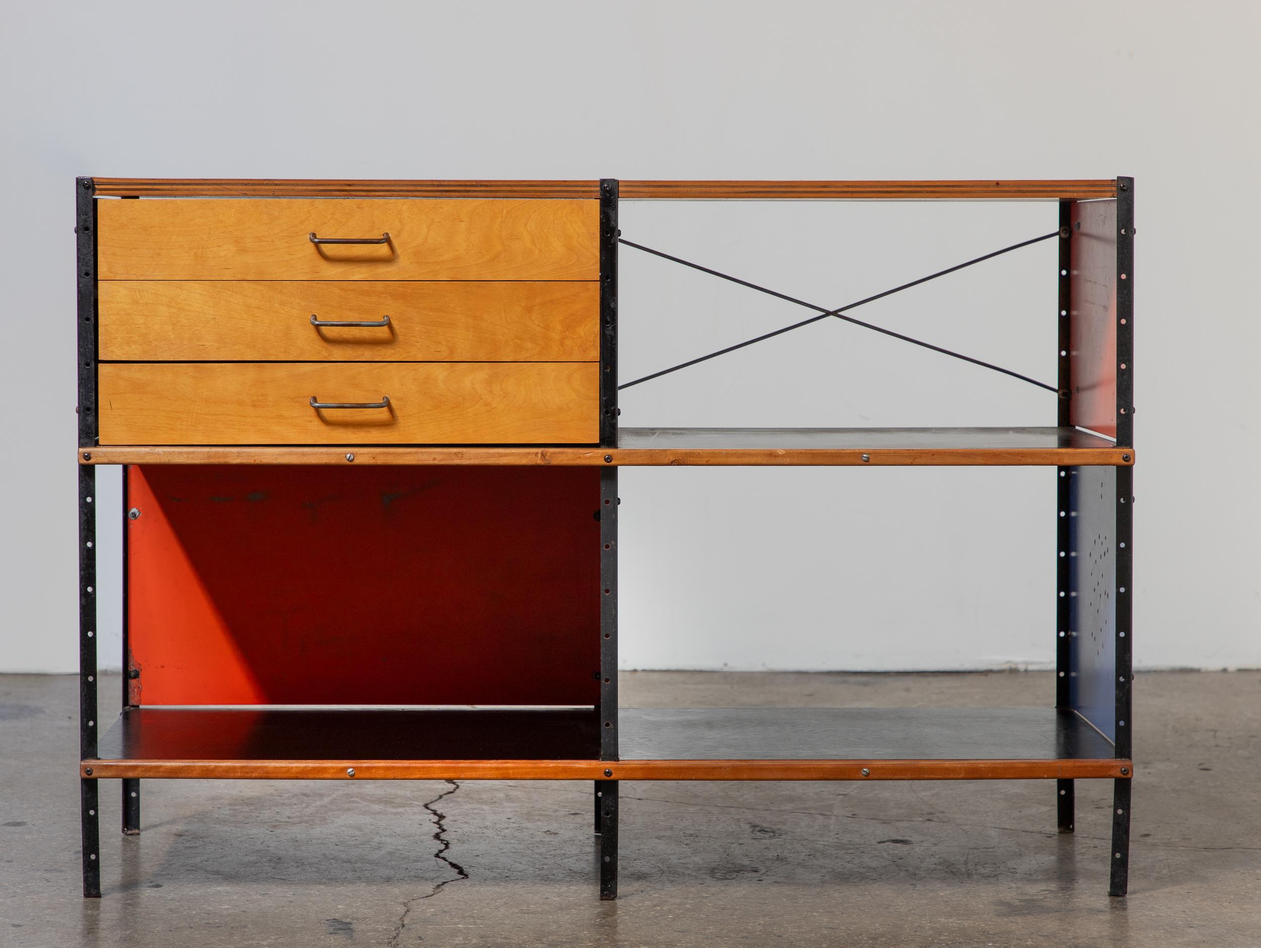 Unità di archiviazione ESU originale di prima generazione, modello 220-C, progettata da Charles and Ray Eames per Herman Miller. Ispirata alle scaffalature dei magazzini industriali, questa ESU di prima generazione dei primi anni '50 presenta
