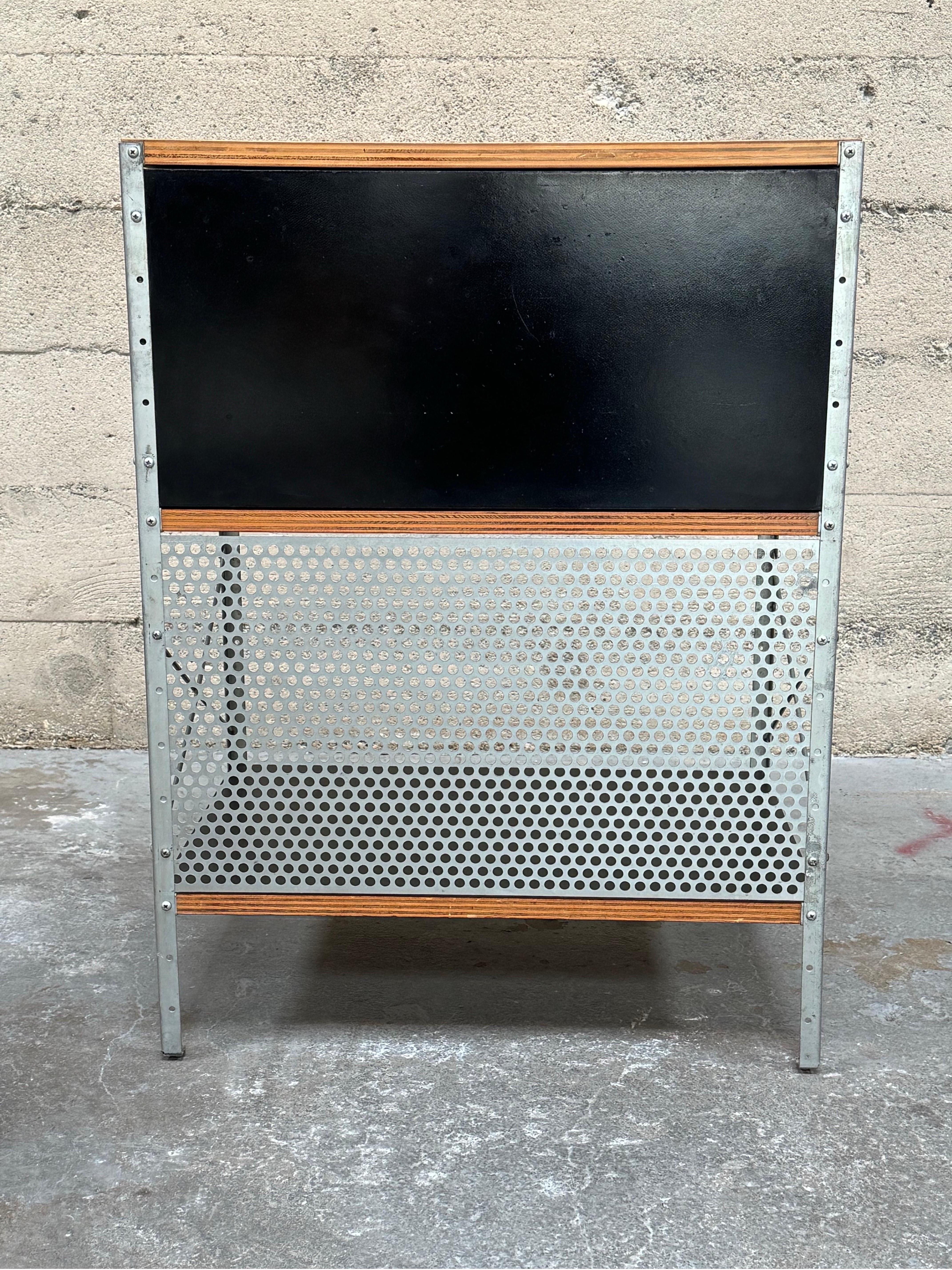 1st Generation Eames ESU 270-N Storage Unit / Cabinet w/ Drawers In Good Condition In Oakland, CA