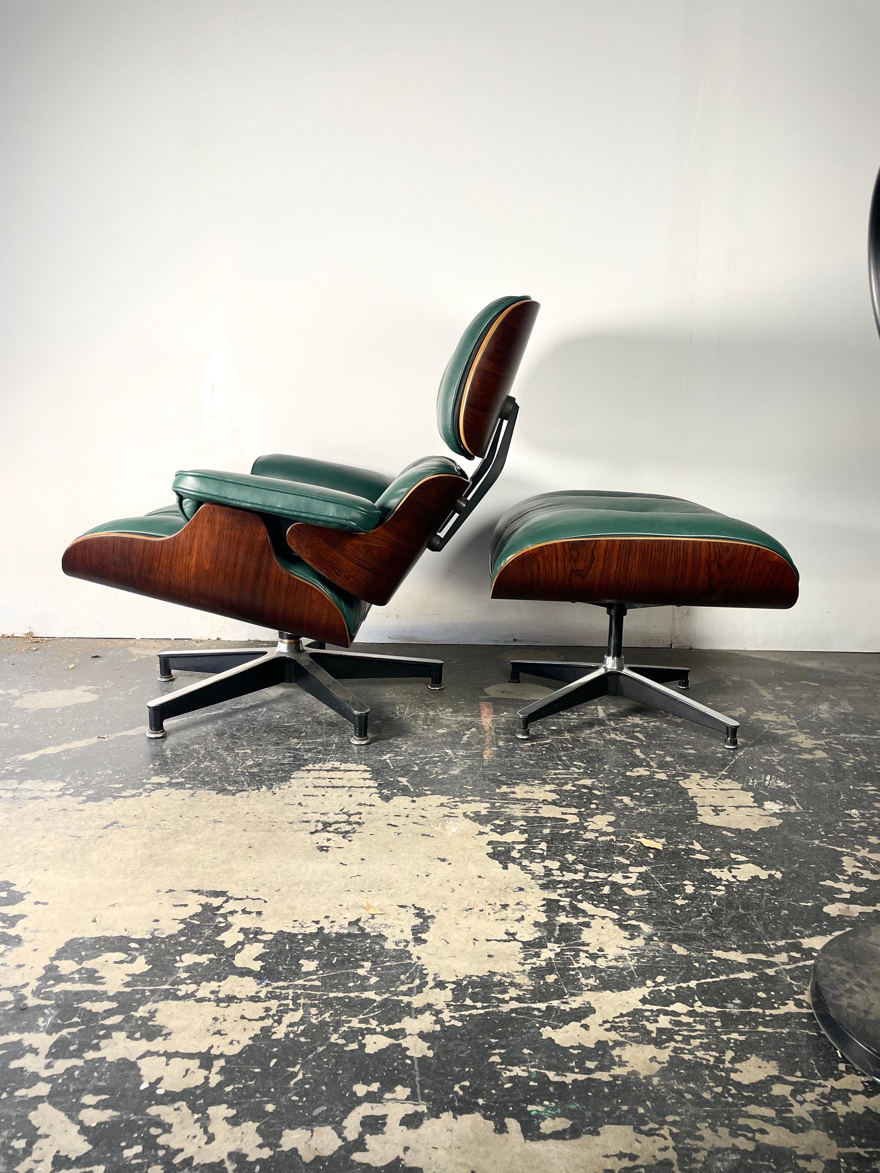 1st Generation Eames Lounge Chair and Ottoman in Hunter Green and Rosewood In Good Condition In San Diego, CA