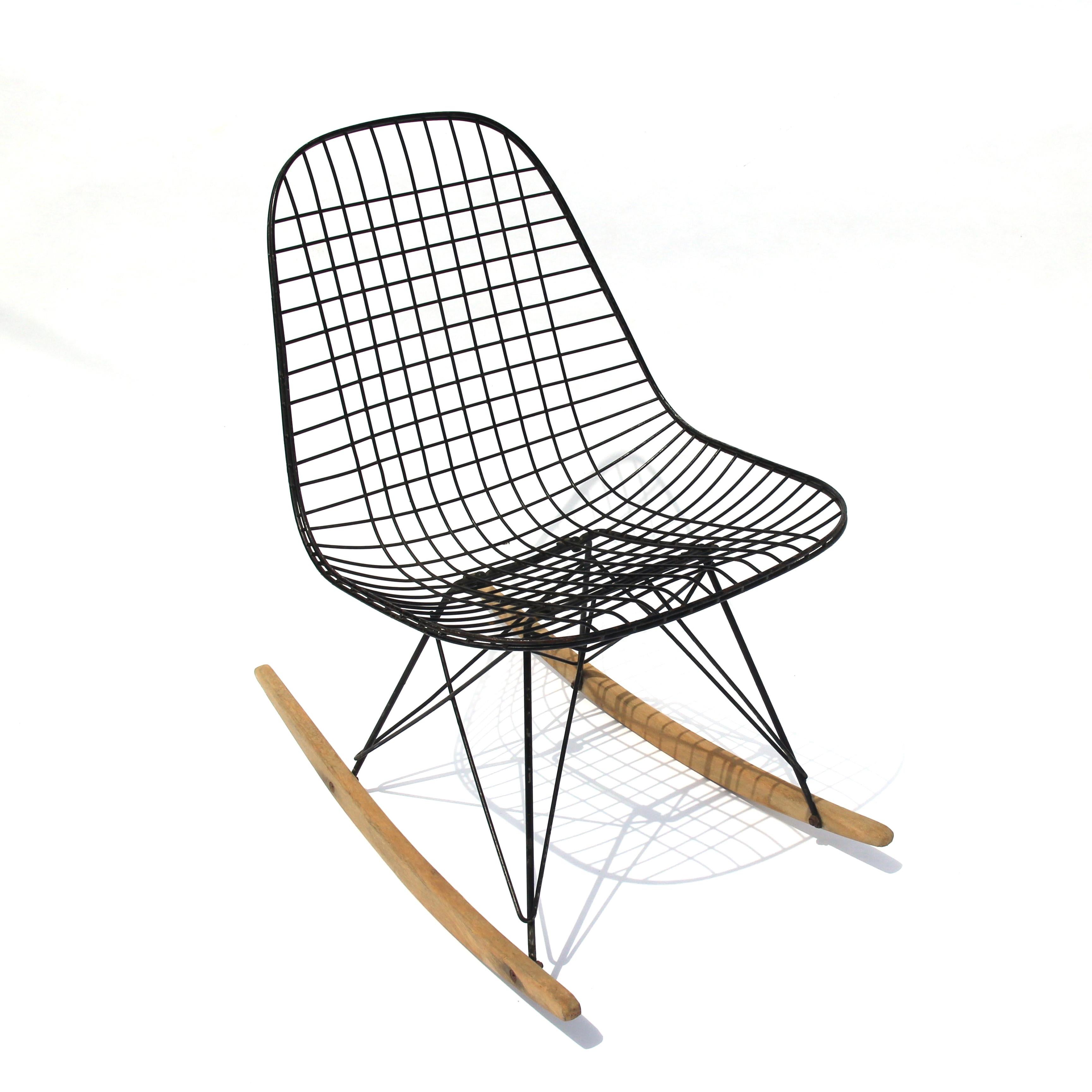 Charles and Ray Eames diseñaron sus sillas de fibra de vidrio y alambre para adaptarlas a una amplia variedad de bases que ofrecieran diversas alturas, usos y estéticas. Uno de los más deseados hoy en día es el balancín. Este raro y temprano ejemplo