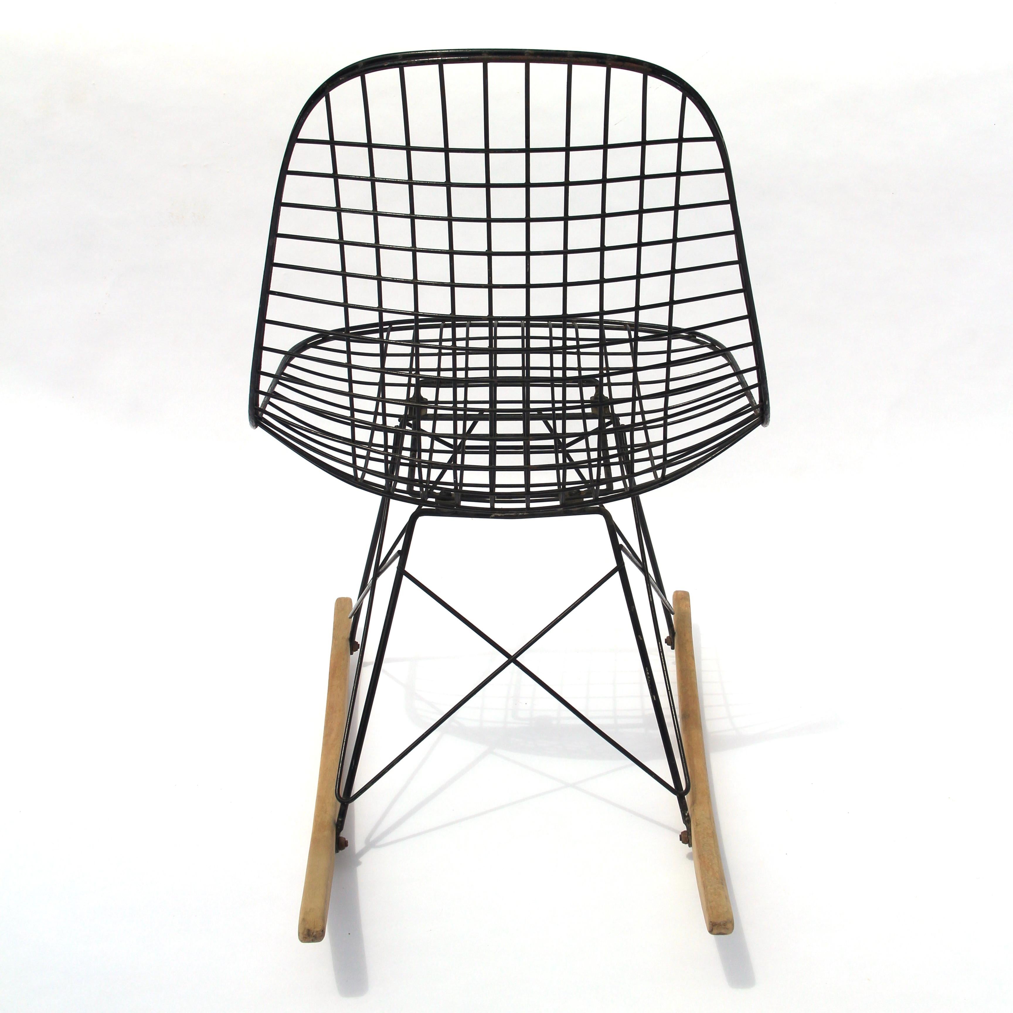 1a Generación de mecedoras Eames RKR Wire Mesh de Herman Miller 1951 Metalistería en venta