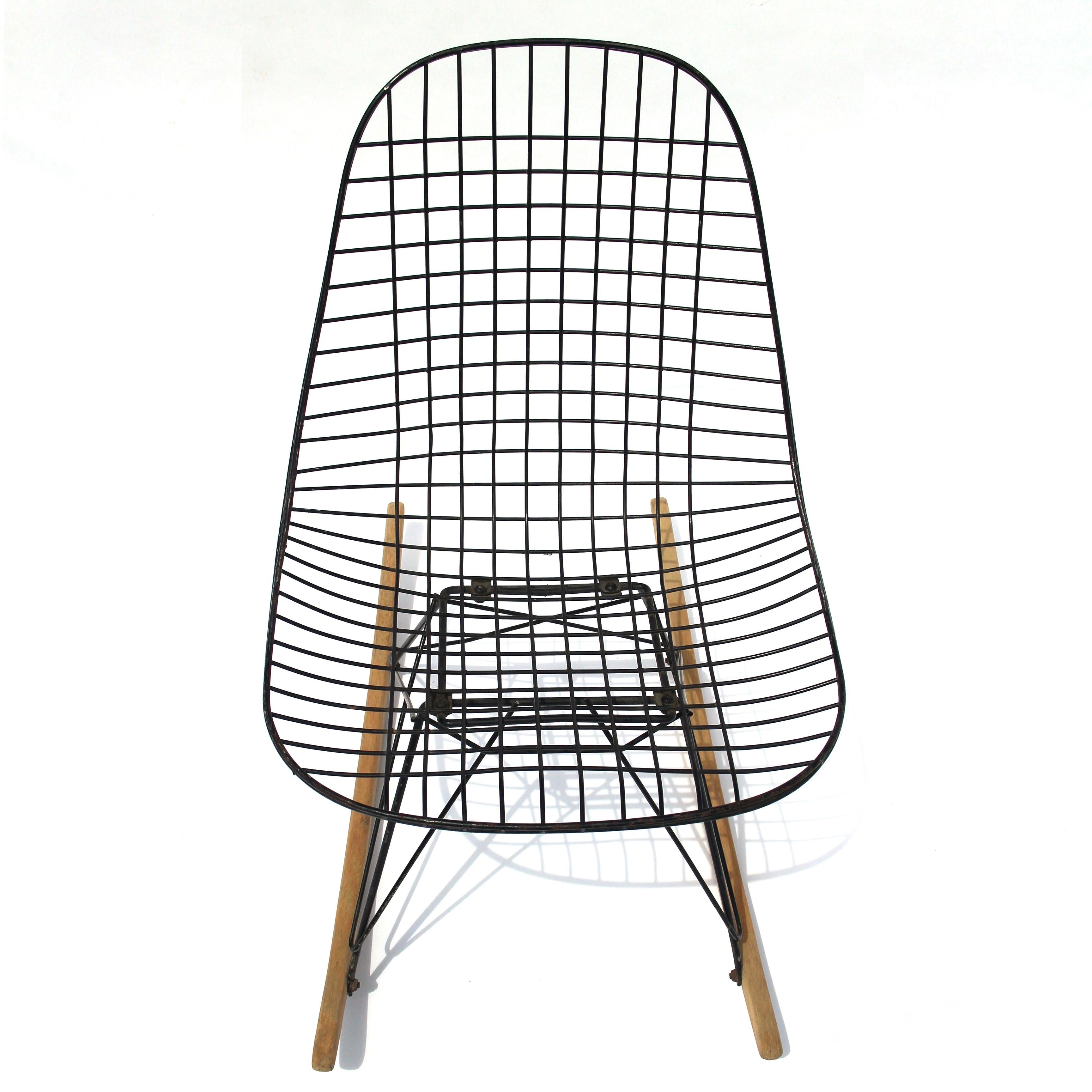 1a Generación de mecedoras Eames RKR Wire Mesh de Herman Miller 1951 mediados del siglo XX en venta