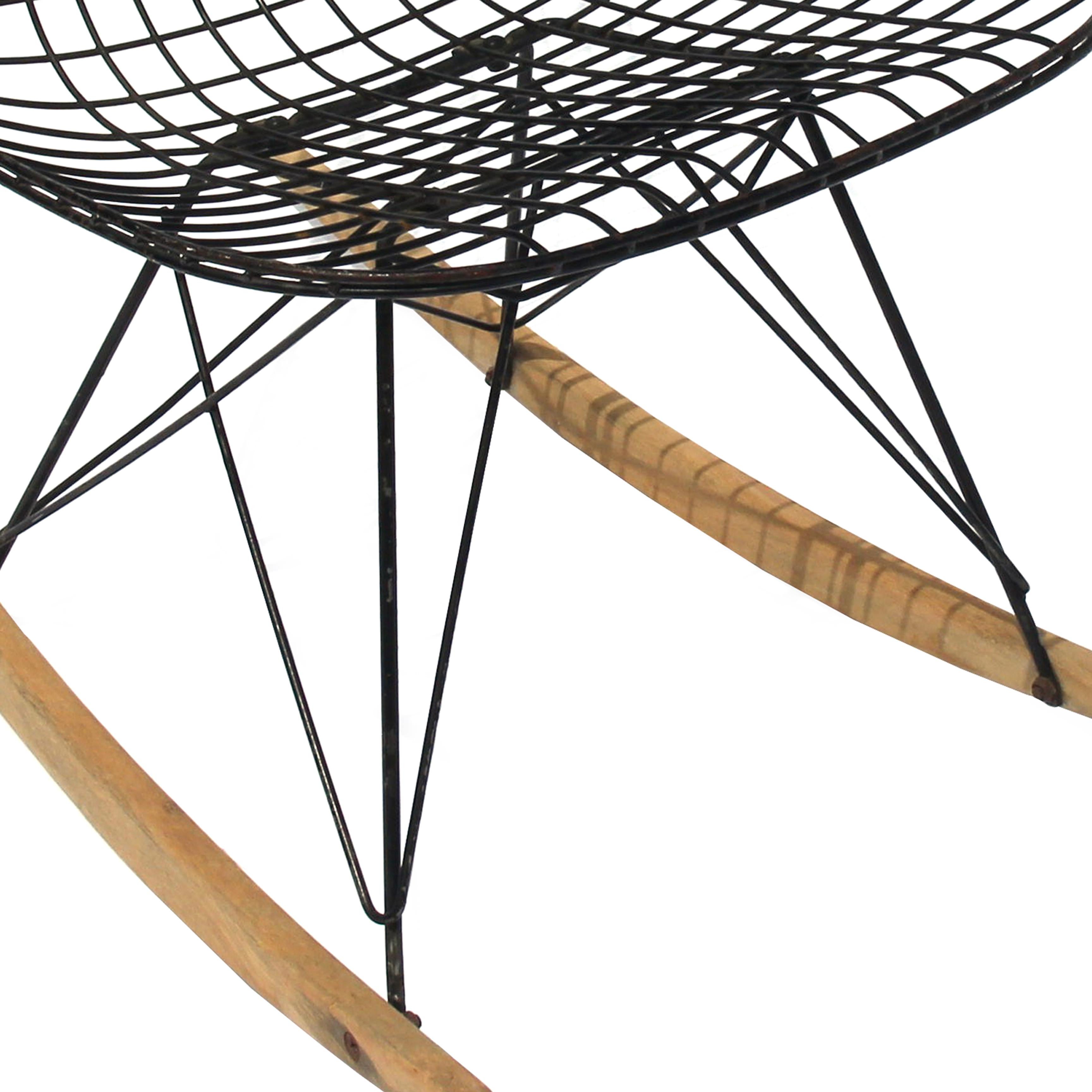 1a Generación de mecedoras Eames RKR Wire Mesh de Herman Miller 1951 en venta 1