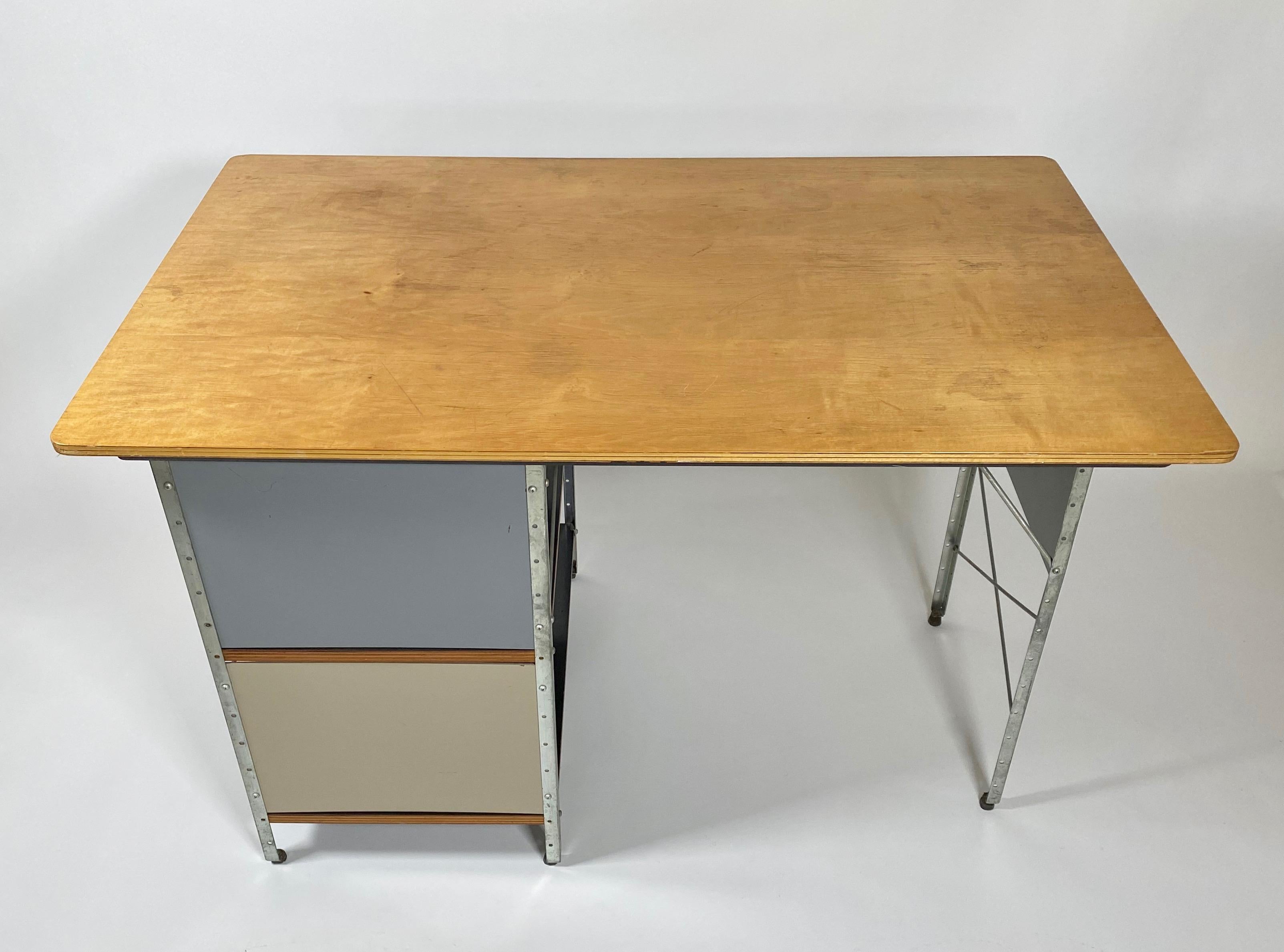 1st Generation ESU D-10-N Desk by Charles and Ray Eames In Good Condition In Oakland, CA