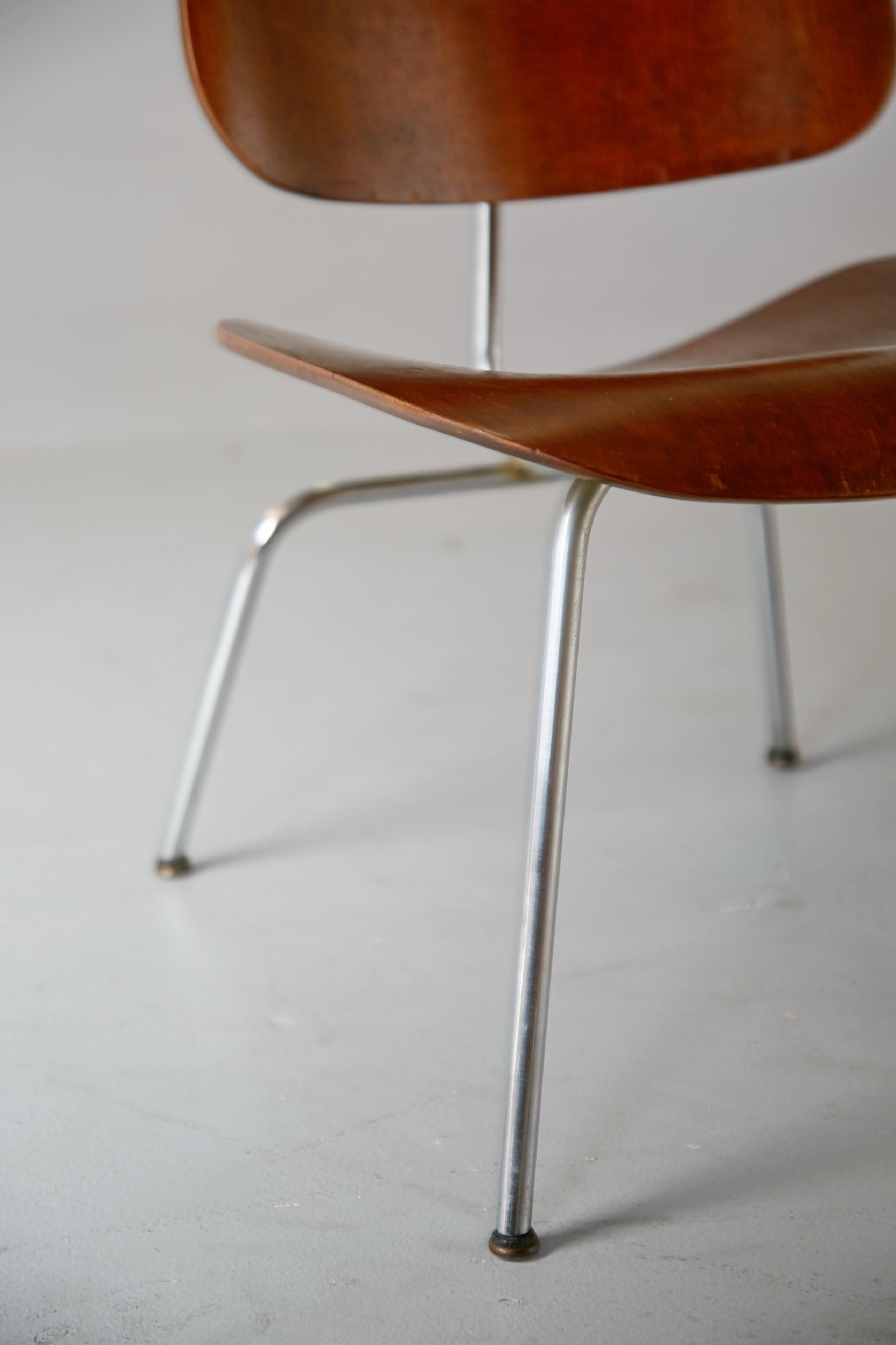 1st Generation Evans Production Charles and Ray Eames LCM Chairs, 1946, Signed In Good Condition In Los Angeles, CA