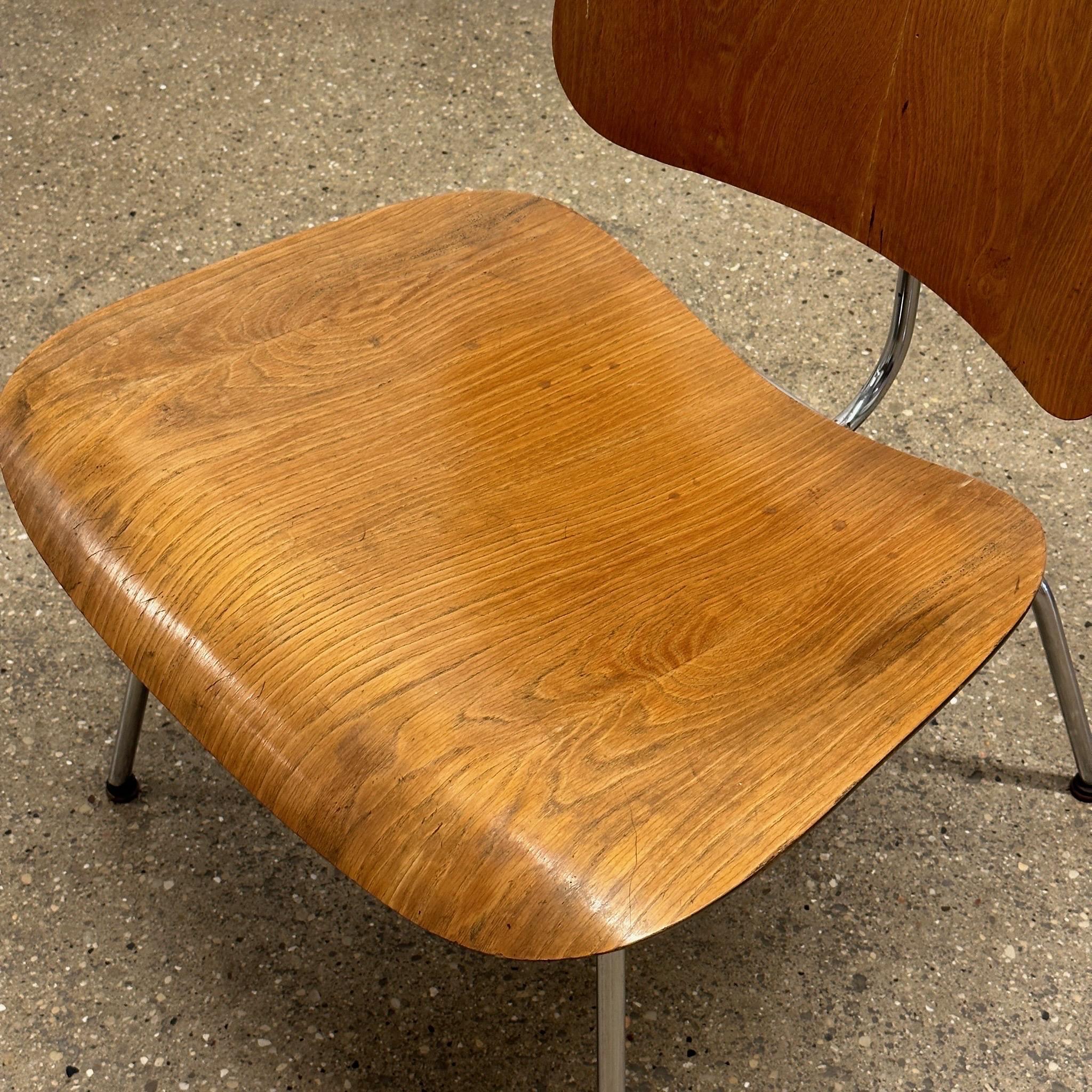 c. 1940s. Il prezzo si riferisce al set. Contattaci se vuoi acquistare un singolo articolo. Rarissime sedie da salotto Eames LCM di prima generazione. Contrassegnato da una scritta.