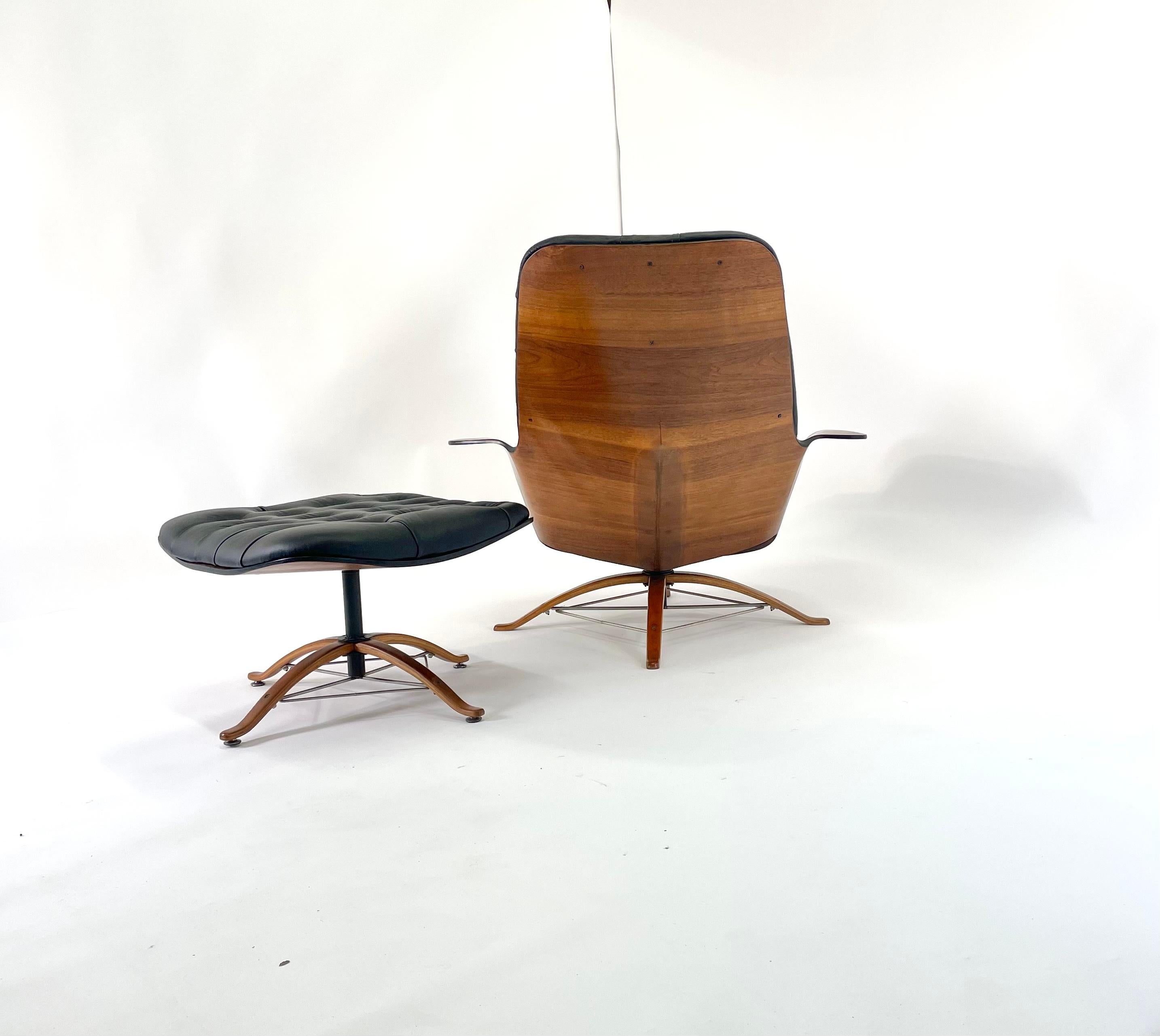 George Mulhauser a conçu cette chaise Mr Chair et son ottoman, incroyablement confortables et attrayants, au début de l'année 1960. Nous avons restauré la coque en bois courbé en noyer et l'avons recouverte d'un tout nouveau cuir noir tufté en