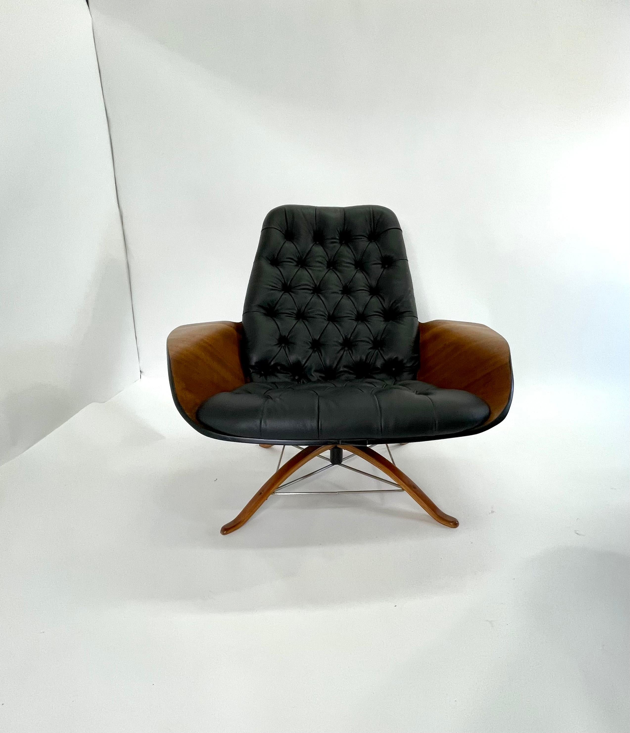 Mid Century Modern Mr Chair by George Mulhauser for Plycraft in leather. In Good Condition For Sale In San Diego, CA