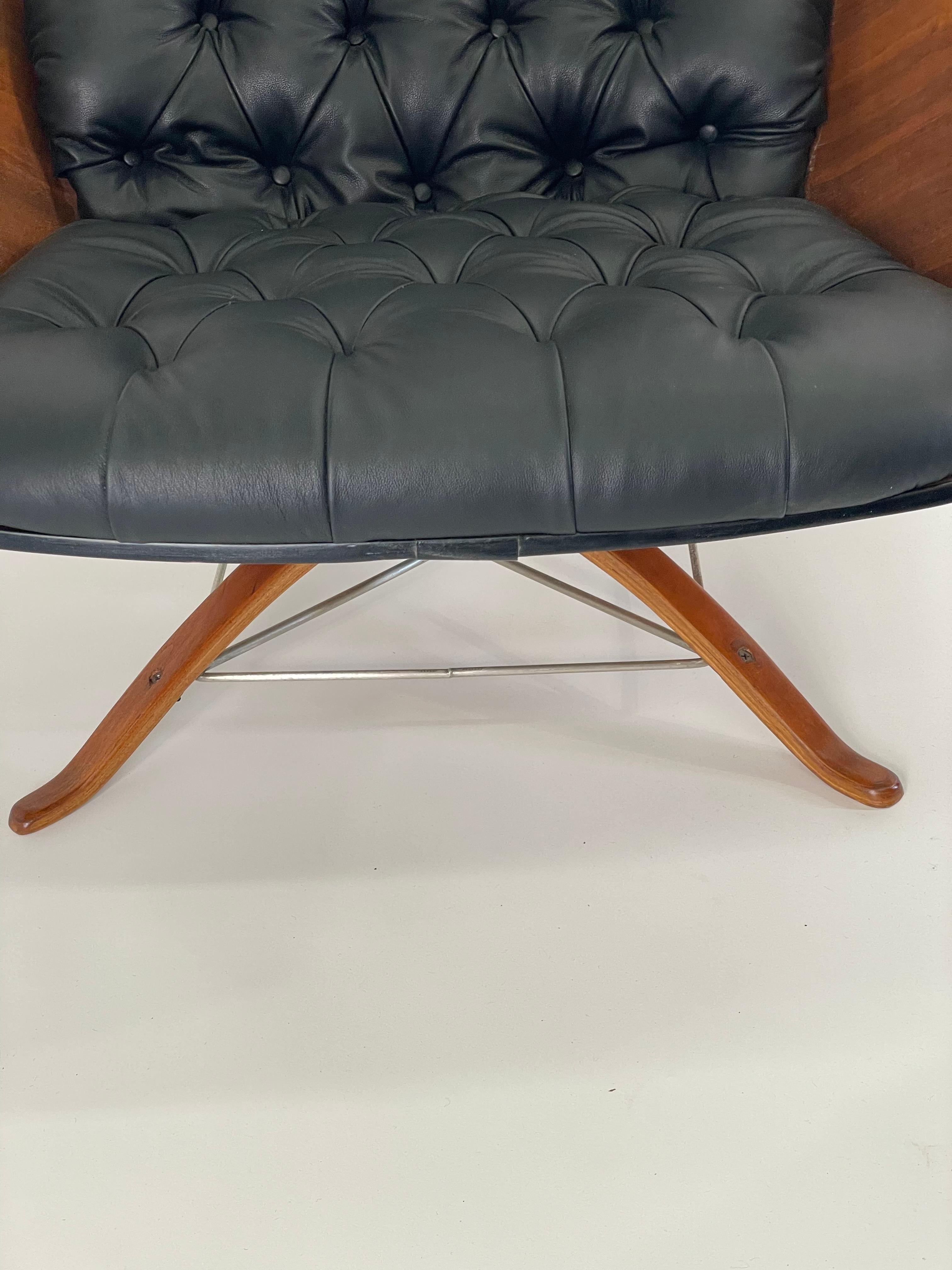 Mid-20th Century 1st Gen. Mr Chair and Ottoman by George Mulhauser for Plycraft in fresh leather. For Sale