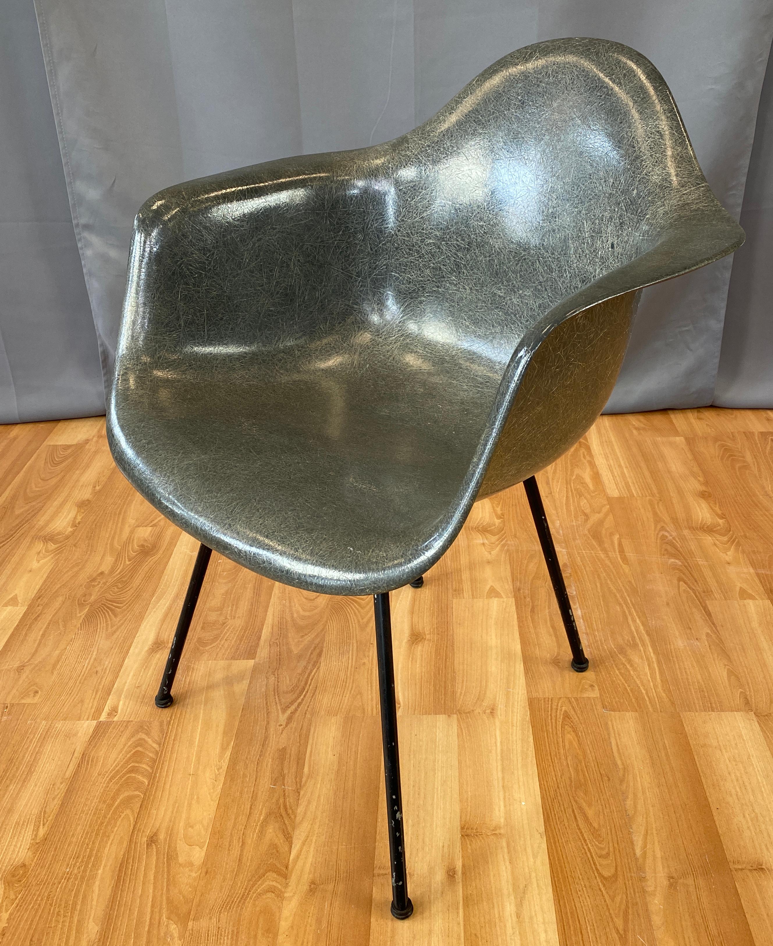 Offered here is a 1st generation Zenith Plastics Co rope edge chair, designed by Charles Eames for Herman Miller.
Chair is in an elephant hide gray.
  