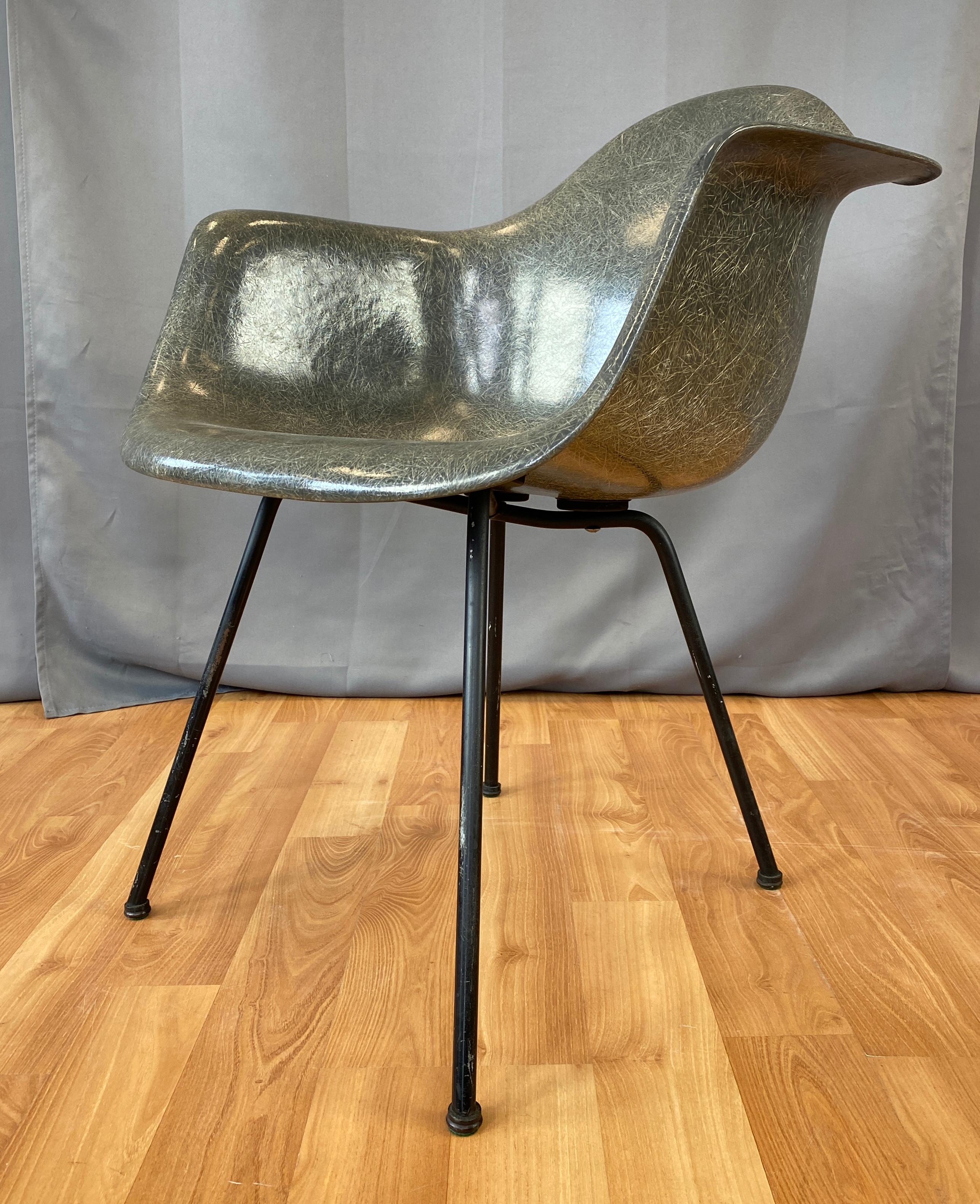 Offered here is a 1st generation Zenith Plastics Co rope edge chair, designed by Charles Eames for Herman Miller.
Chair is in an elephant hide gray.