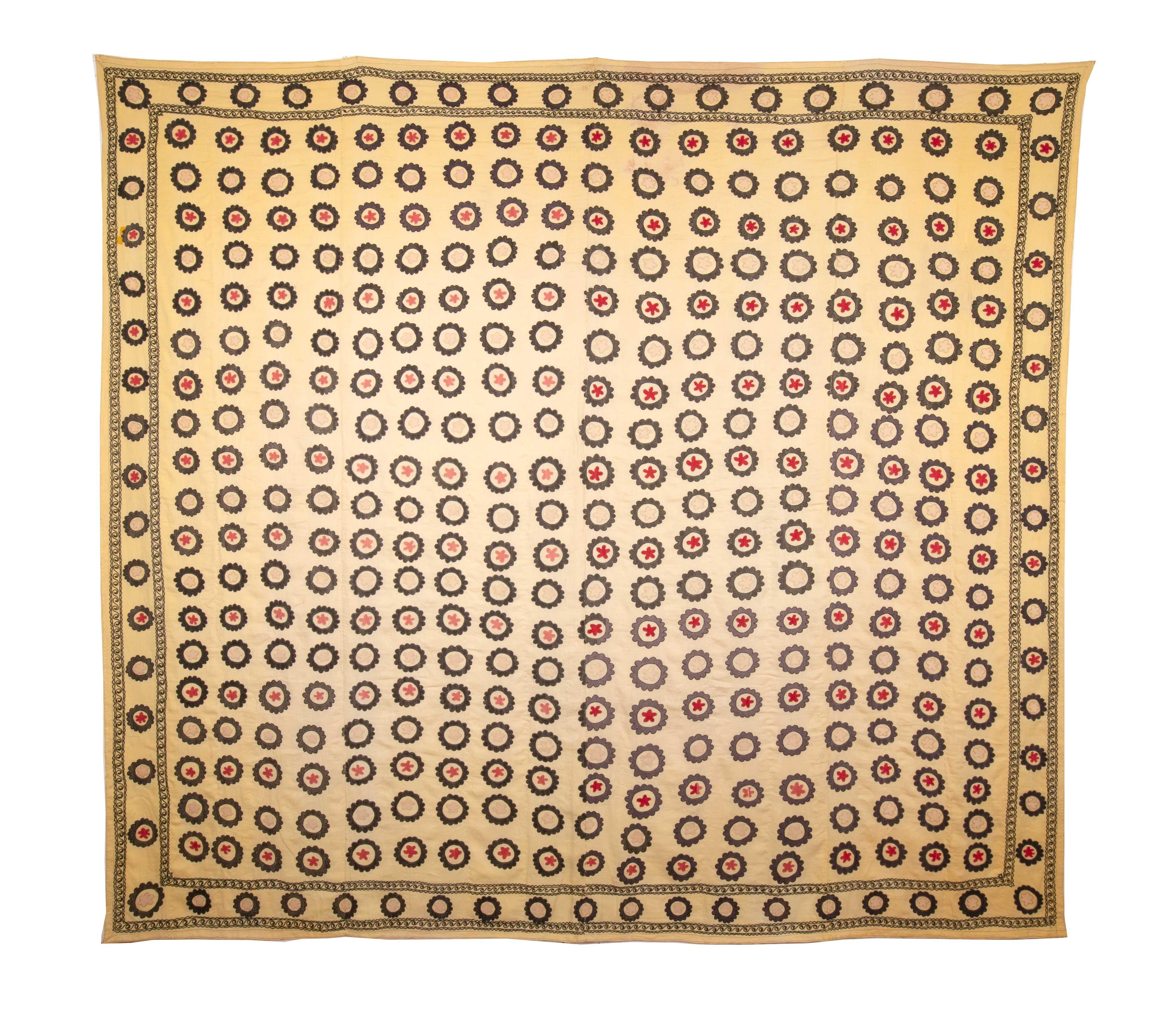 Dies ist eine Suzani aus Baumwolle aus den 1930er Jahren aus Samarkand, Usbekistan. Der Gesamtzustand ist gut und das Stück wurde unterfüttert.
Bitte beachten Sie, dass es sich bei dem Artikel um ein altes und gebrauchtes Exemplar handelt, das