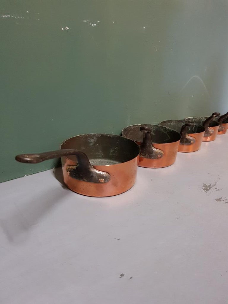 First Half of the 20th Century French 7-Piece Copper Pan Set In Good Condition For Sale In Raalte, NL
