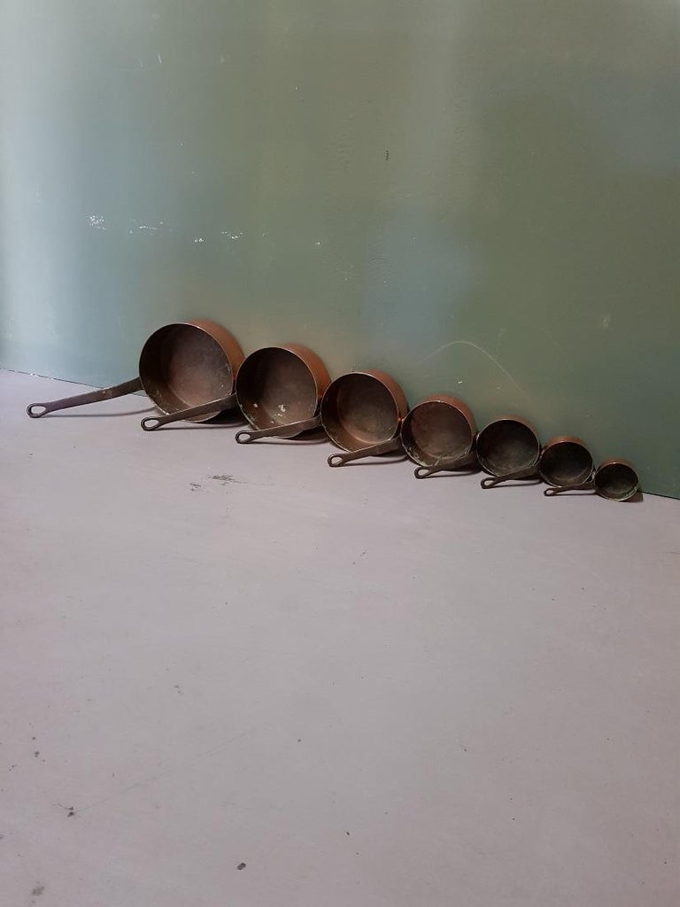 First Half of the 20th Century French 7-Piece Copper Pan Set For Sale 1