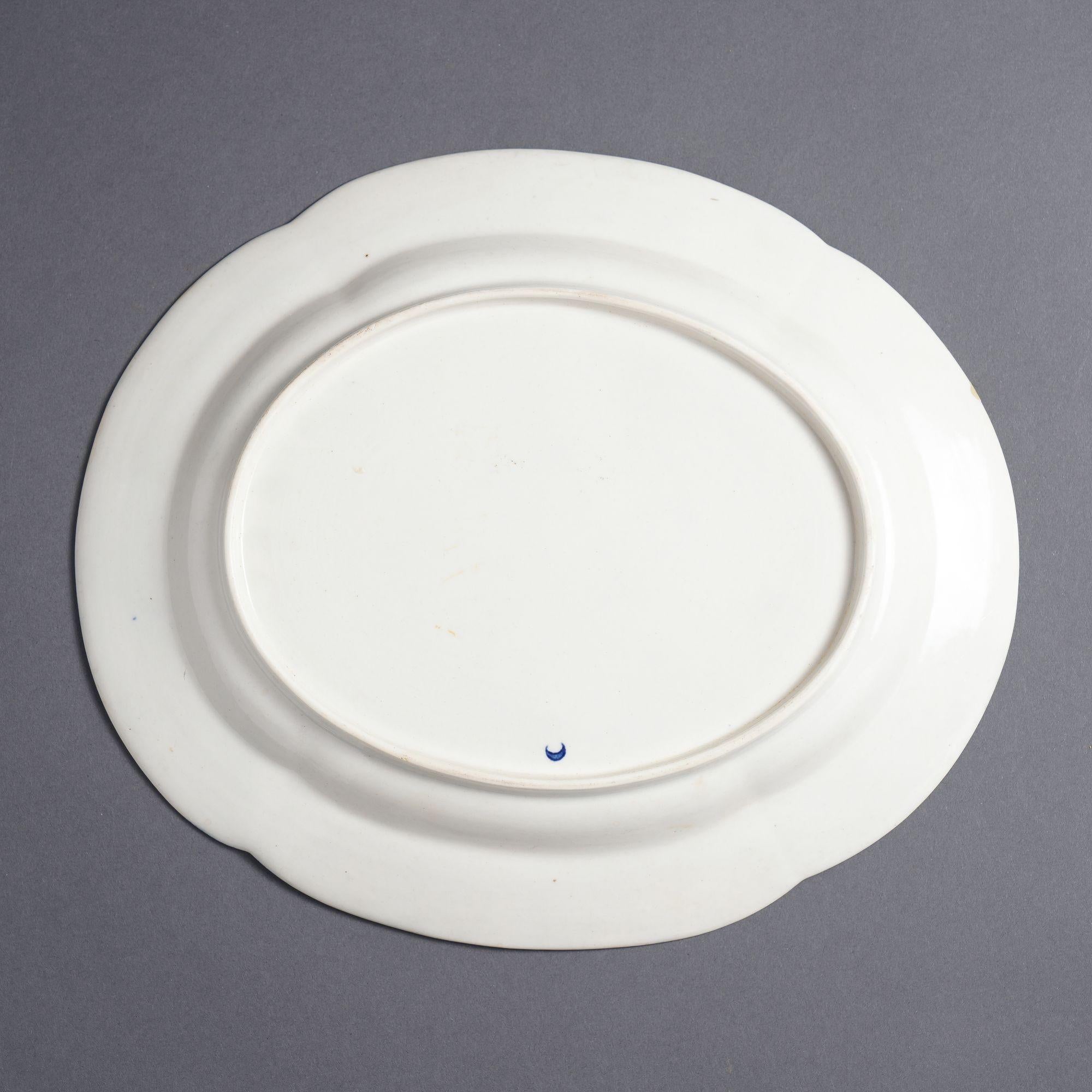 Milieu du XVIIIe siècle Plat Worcester de la 1ère période par Royal Worcester, 1768-70 en vente
