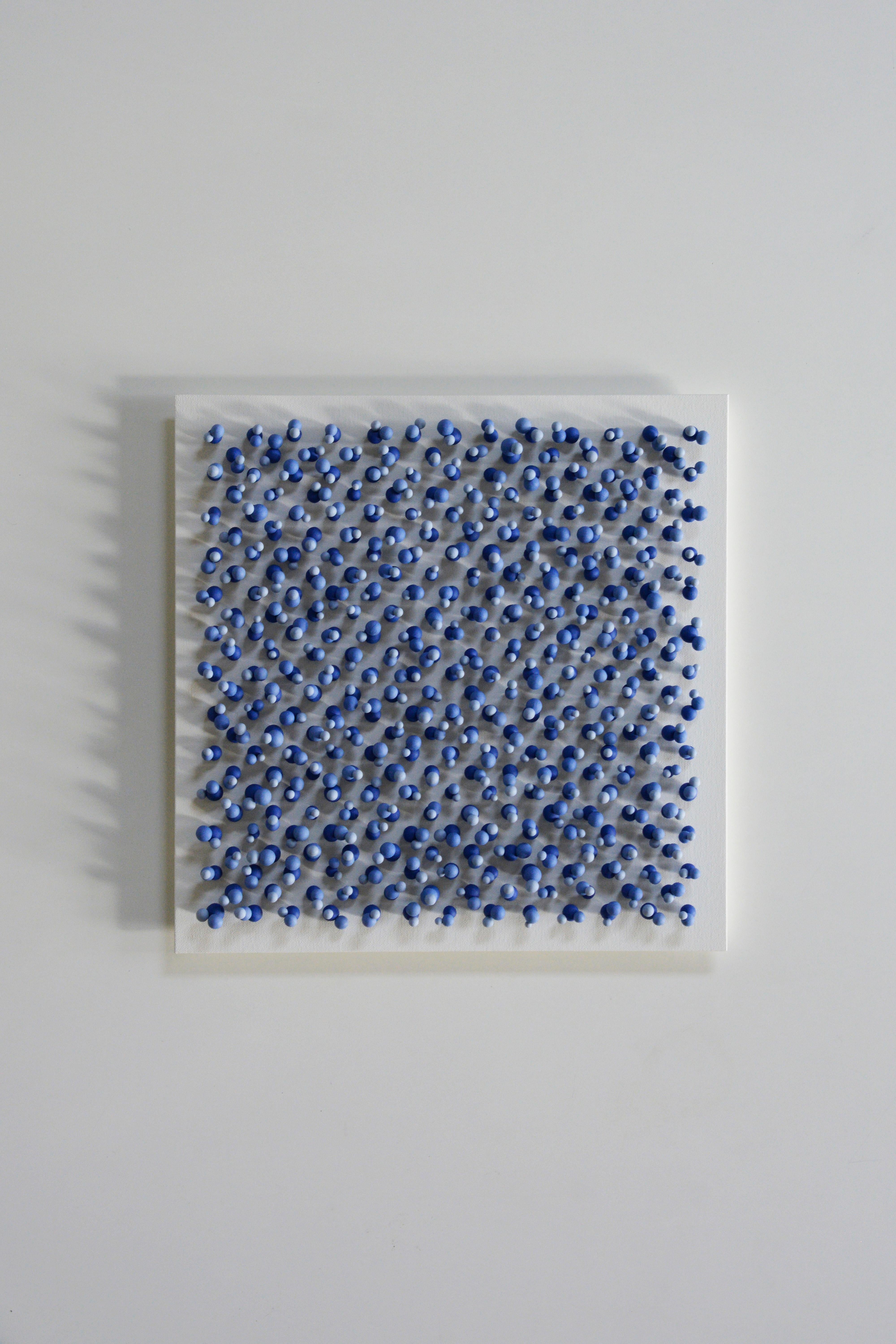 Jonne Stout (1993) a étudié à l'École des arts d'Utrecht (HKU) et a obtenu son diplôme en 2019. La céramique est un matériau principal dans son travail, elle recherche des caractéristiques spécifiques dans ce matériau comme la texture et le son.