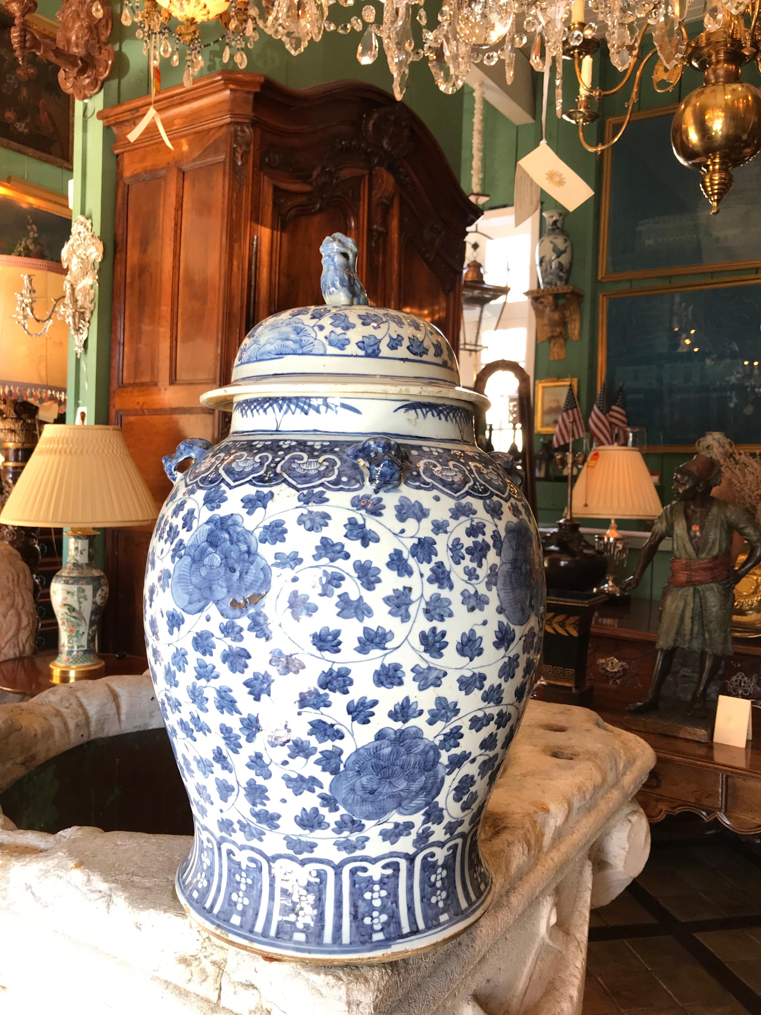 Chinois Antique vase de temple à couvercle bleu et blanc Antiques Los Angeles en vente