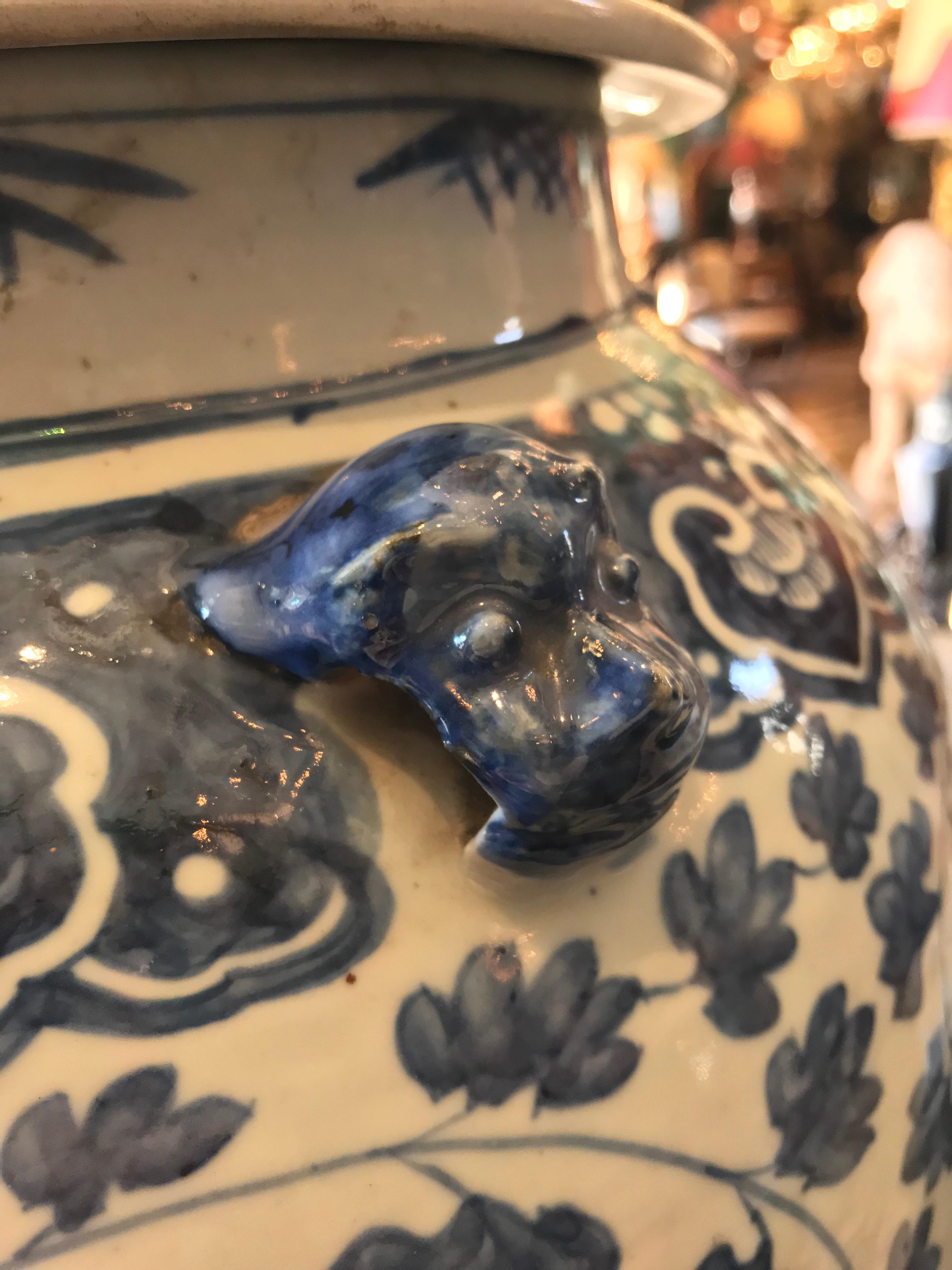 Céramique Antique vase de temple à couvercle bleu et blanc Antiques Los Angeles en vente