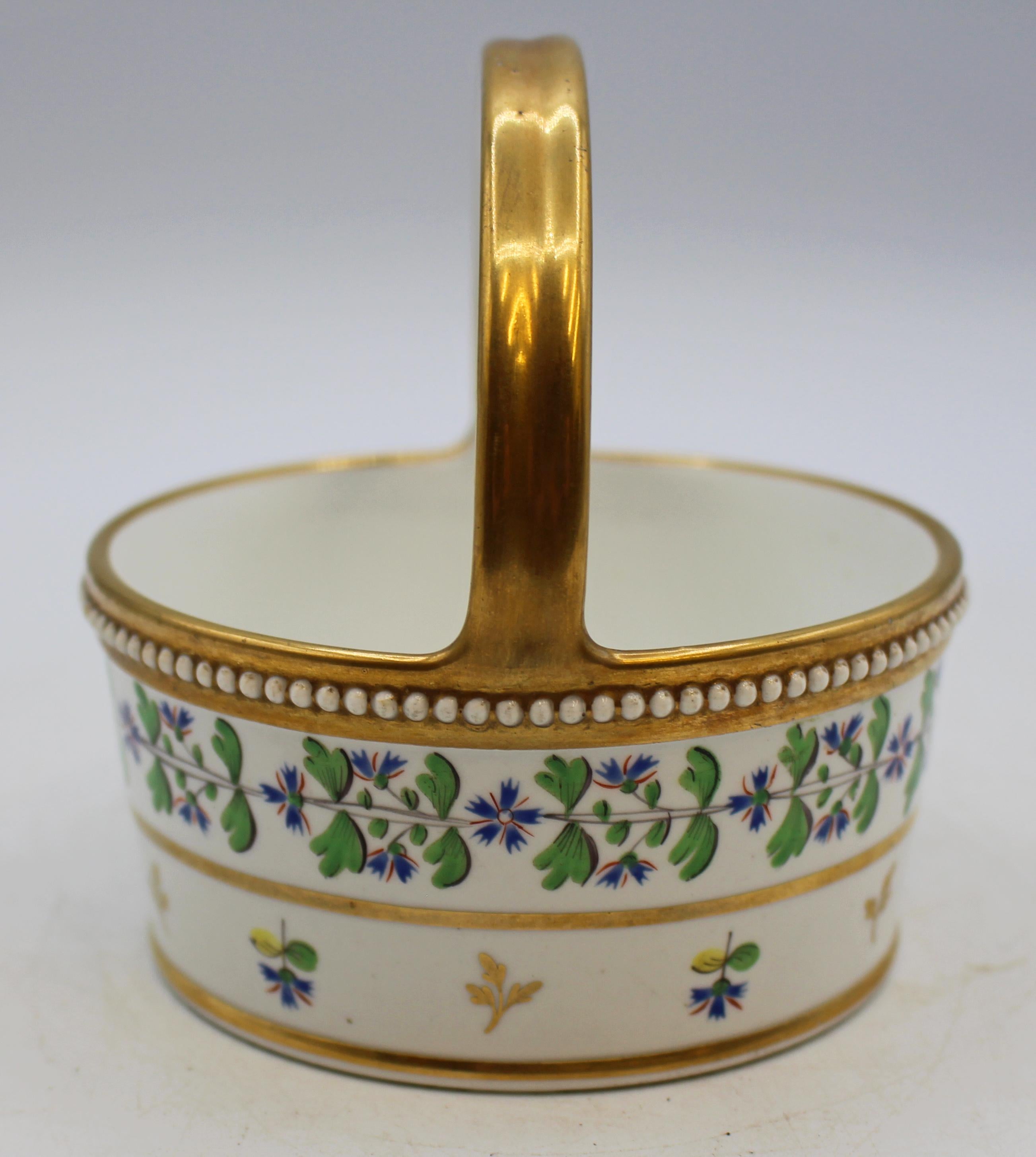 Neoclassico Cestino con manico in porcellana d'osso inglese del primo quarto del XIX secolo in vendita