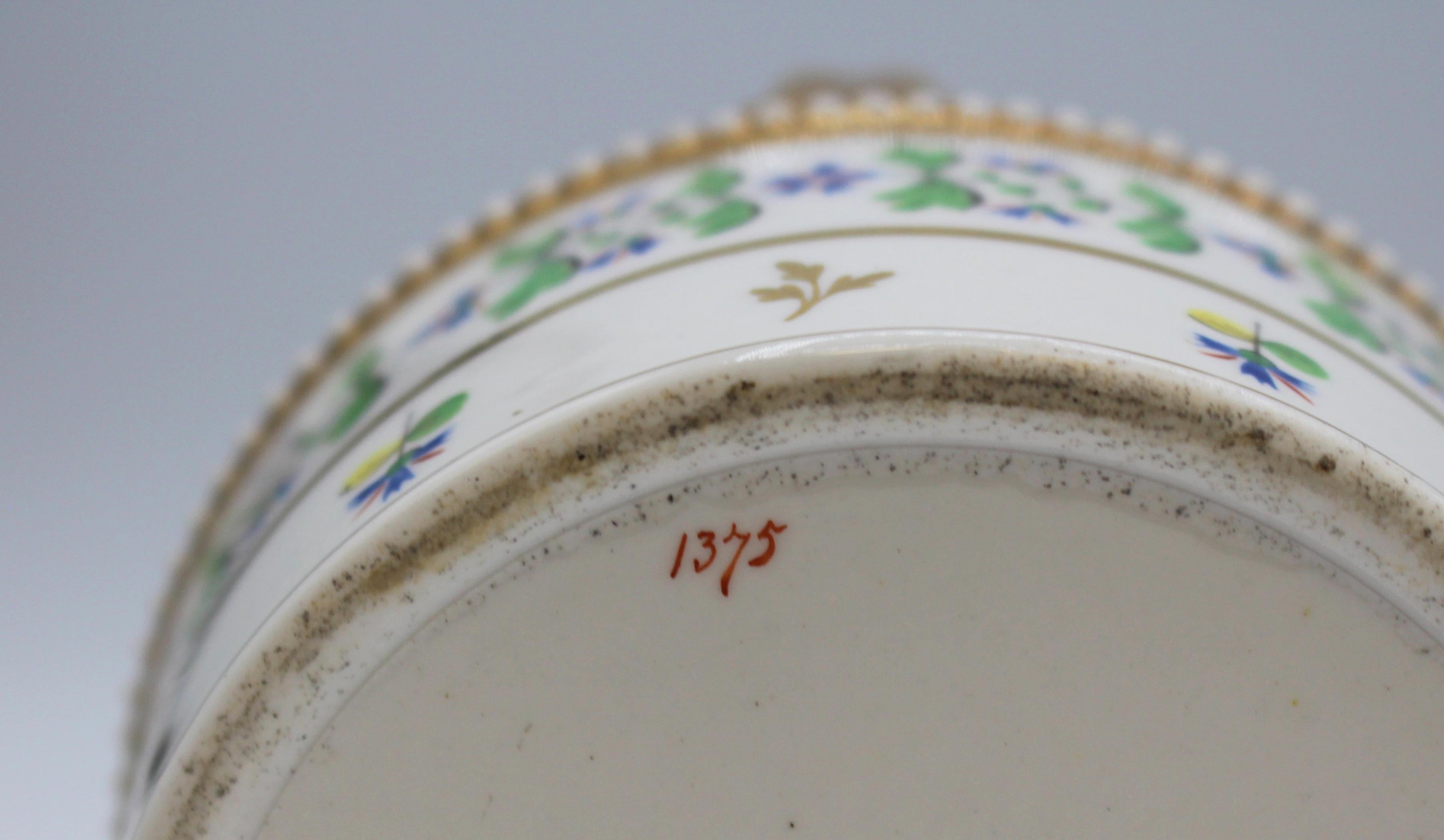 Cestino con manico in porcellana d'osso inglese del primo quarto del XIX secolo In condizioni buone in vendita a Chapel Hill, NC