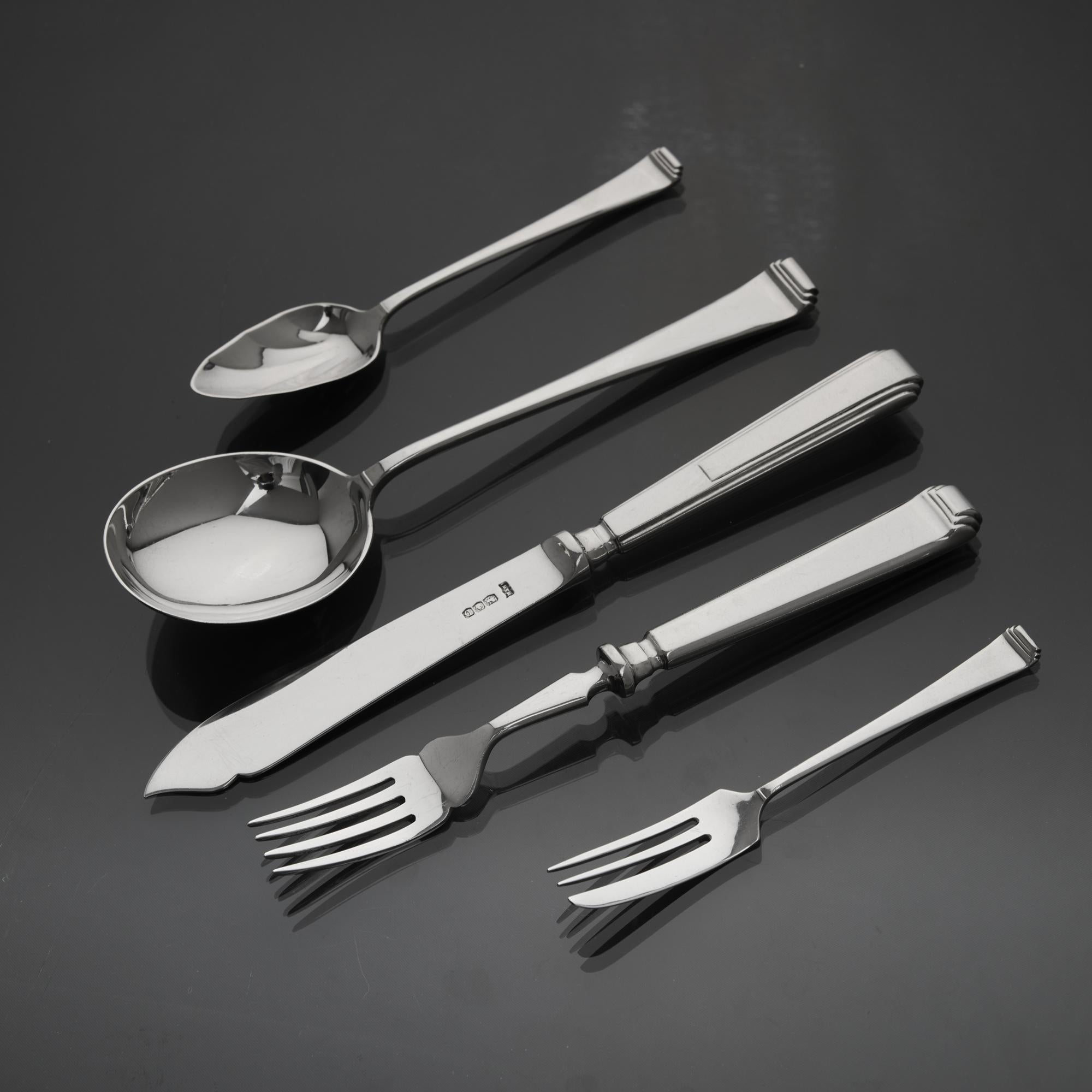Set of Art Deco style Tudor pattern silver cutlery for 12 In Good Condition For Sale In London, GB