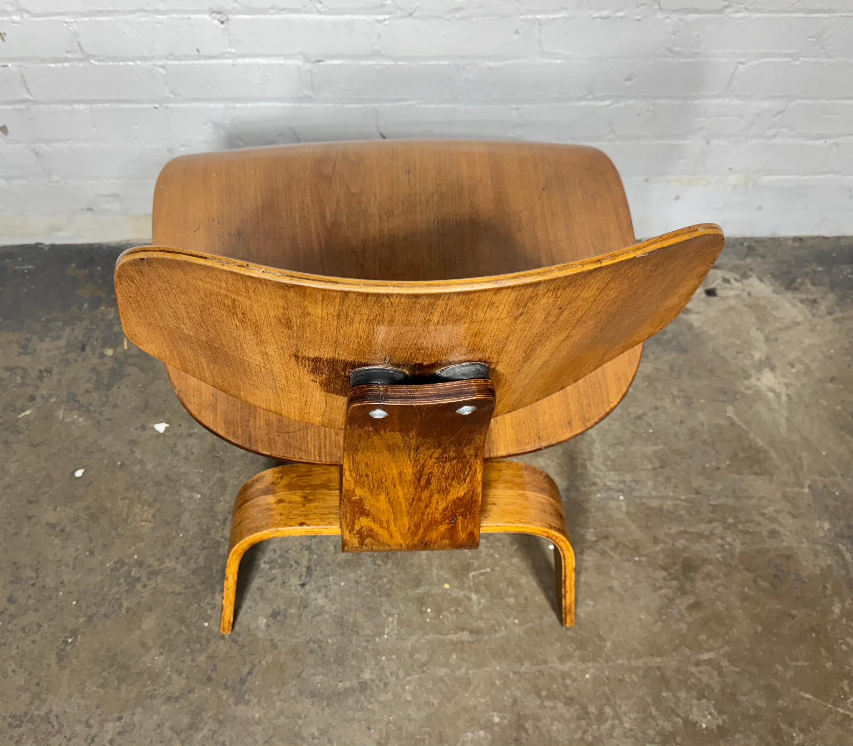 1st Year Production Charles Eames L C W 'Lounge Chair' Earliest Label (RED CROSS For Sale 3