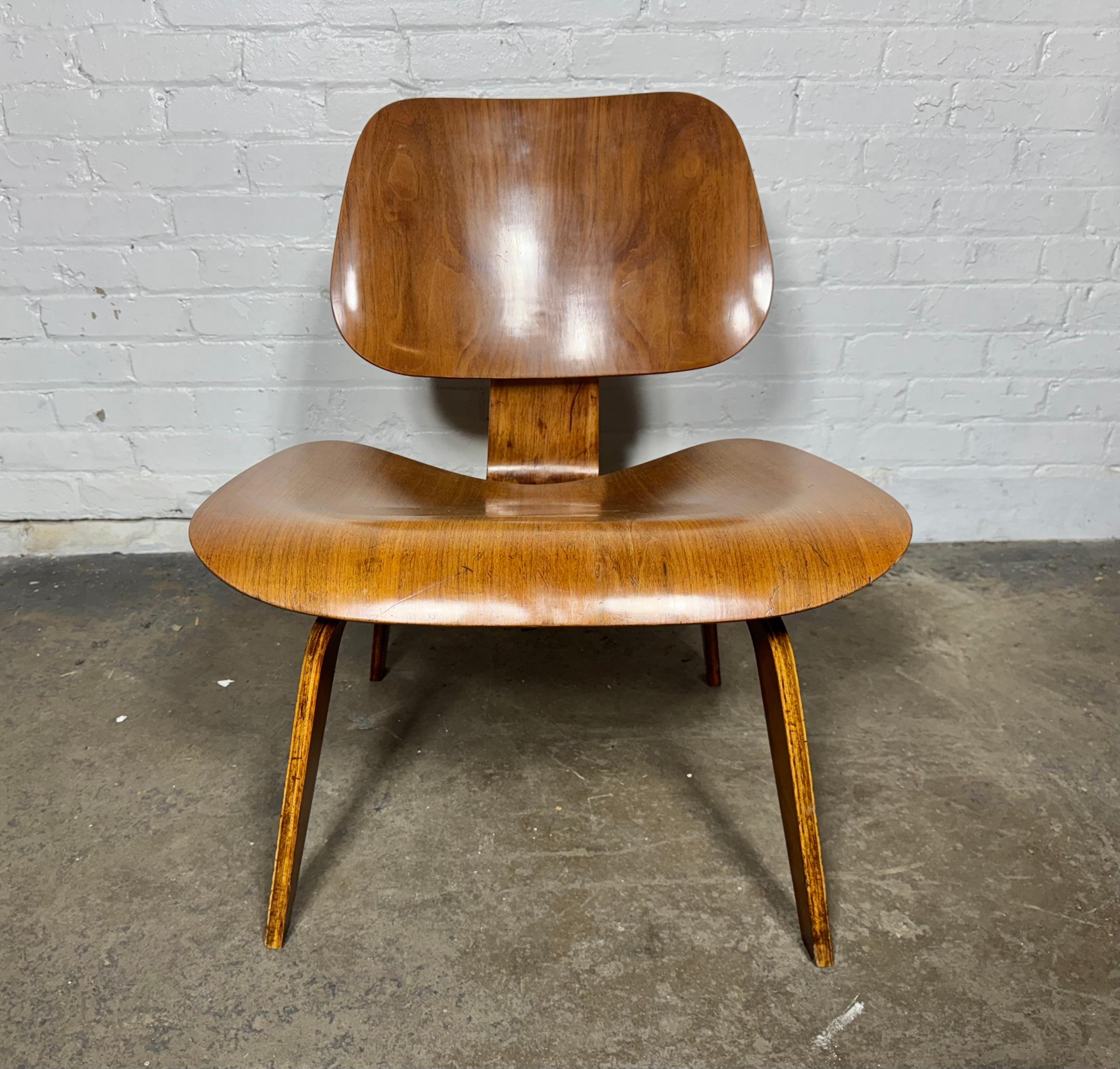 1st Year Production Charles Eames L C W 'Lounge Chair' Earliest Label (RED CROSS In Good Condition For Sale In Buffalo, NY