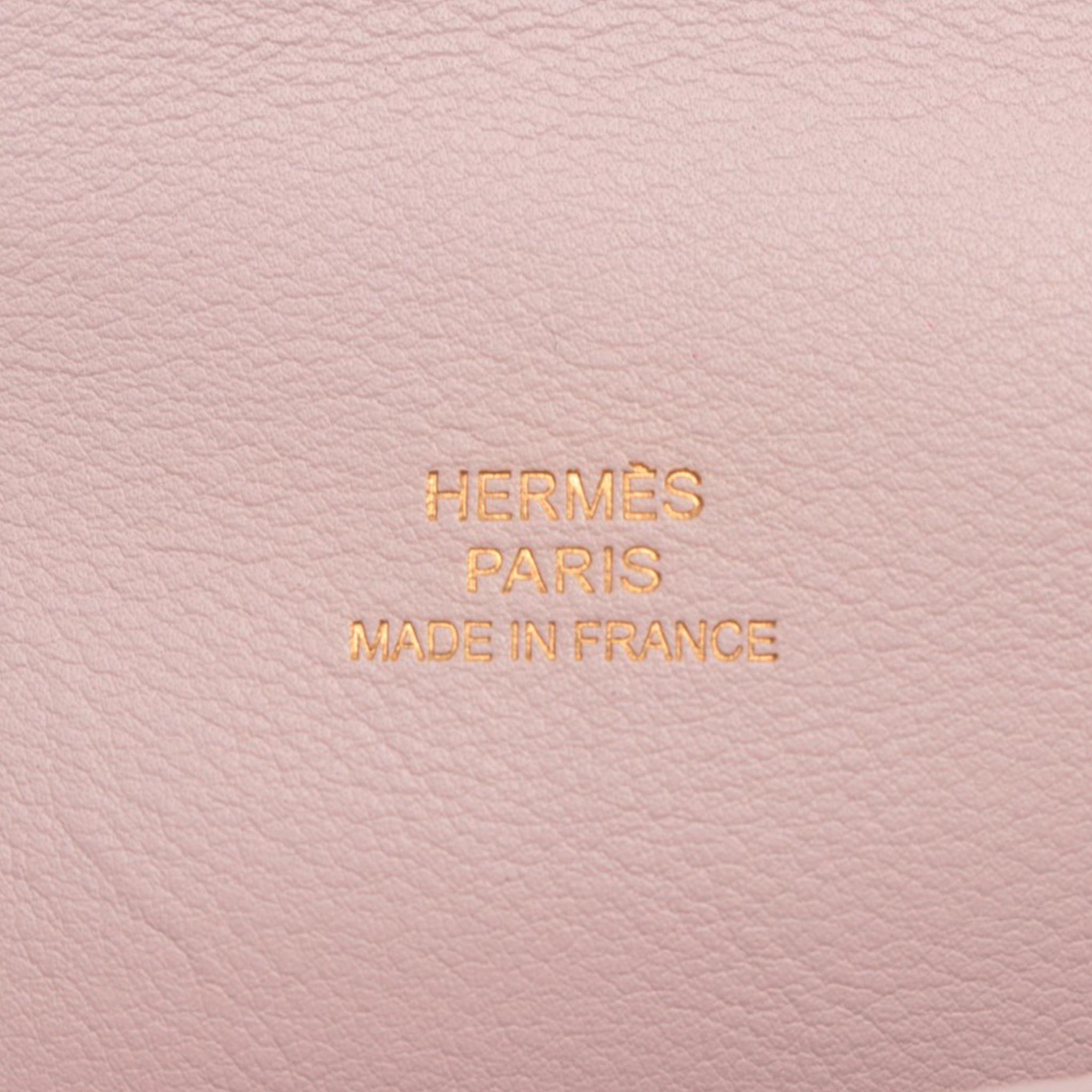 1stdibs Exclusives From Three Over Six

Brand: Hermès 
Style: Kelly Pochette
Size:  22 L x 13 H x 7 D cm
Color: Rose Dragee
Leather: Swift
Hardware: Gold
Stamp: L 2008

Condition: 
Vintage excellent: This item is vintage and shows natural signs of