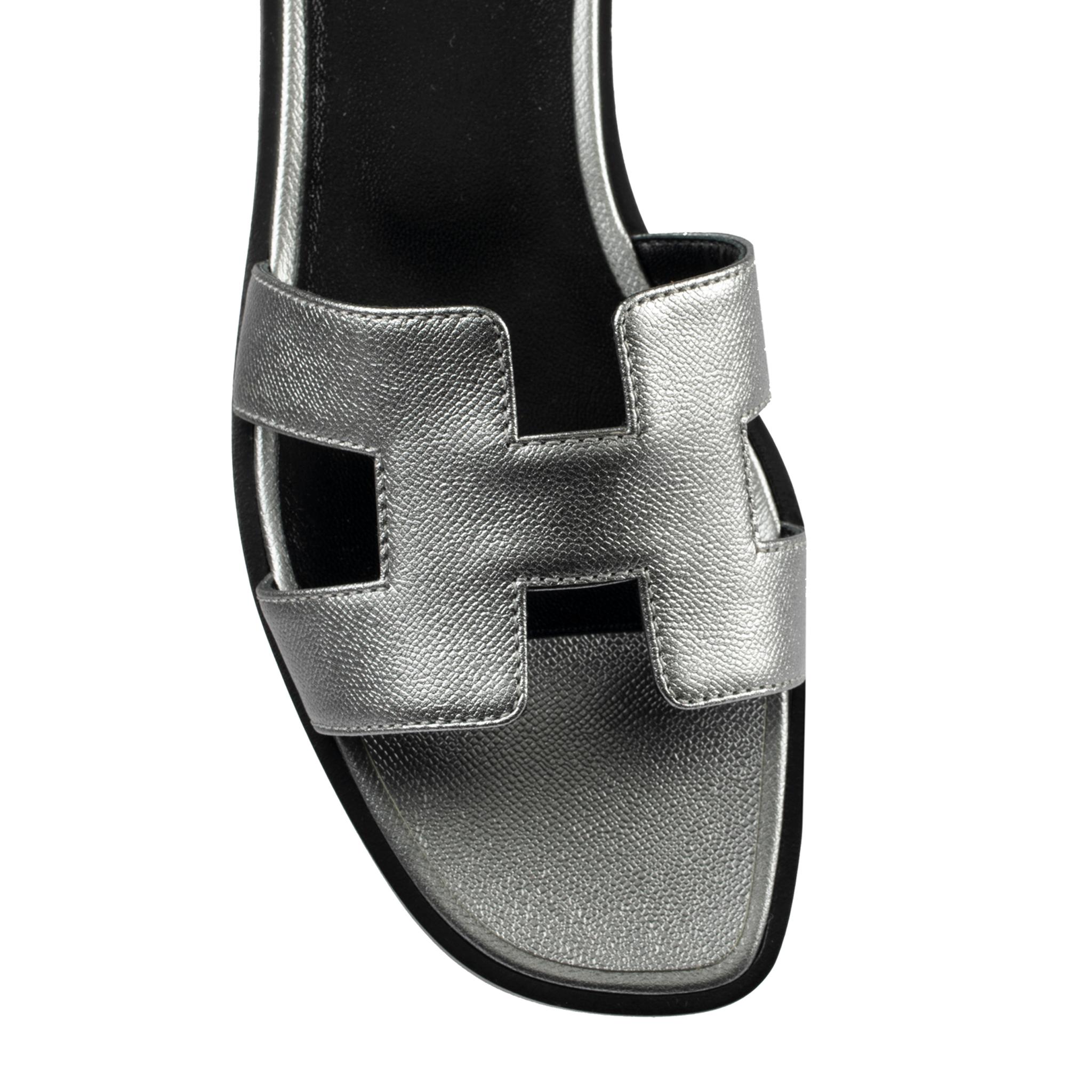 1stdibs Exclusive Hermes Oran Sandal Metallic Silver Size 37FR at 1stDibs