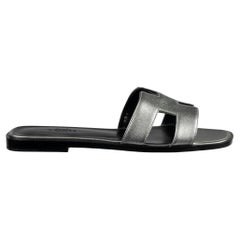 1stdibs Exklusive Hermes Oran Sandale Metallic Silber Größe 37FR