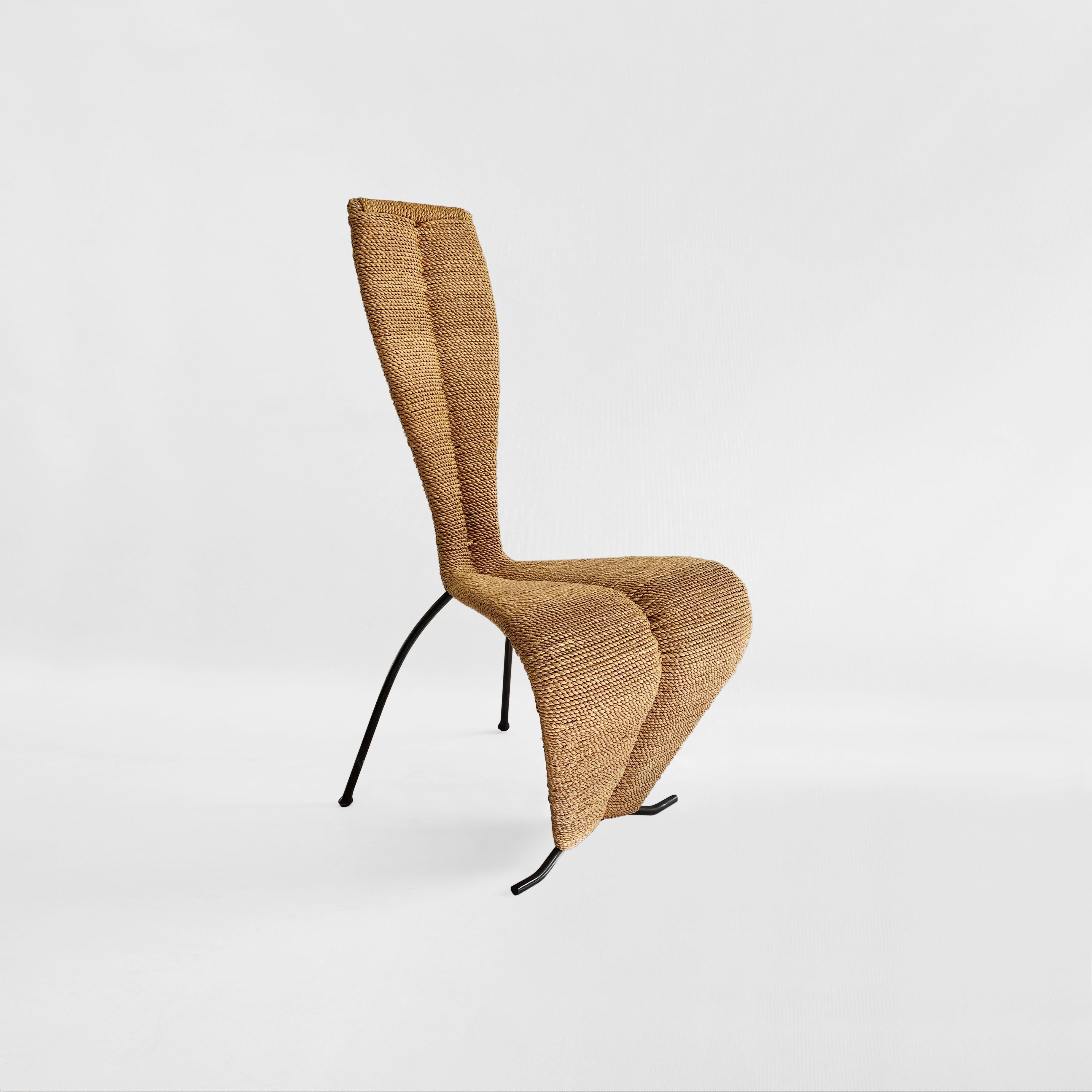 Une étonnante chaise en corde en forme de sablier conçue d'après la célèbre chaise 