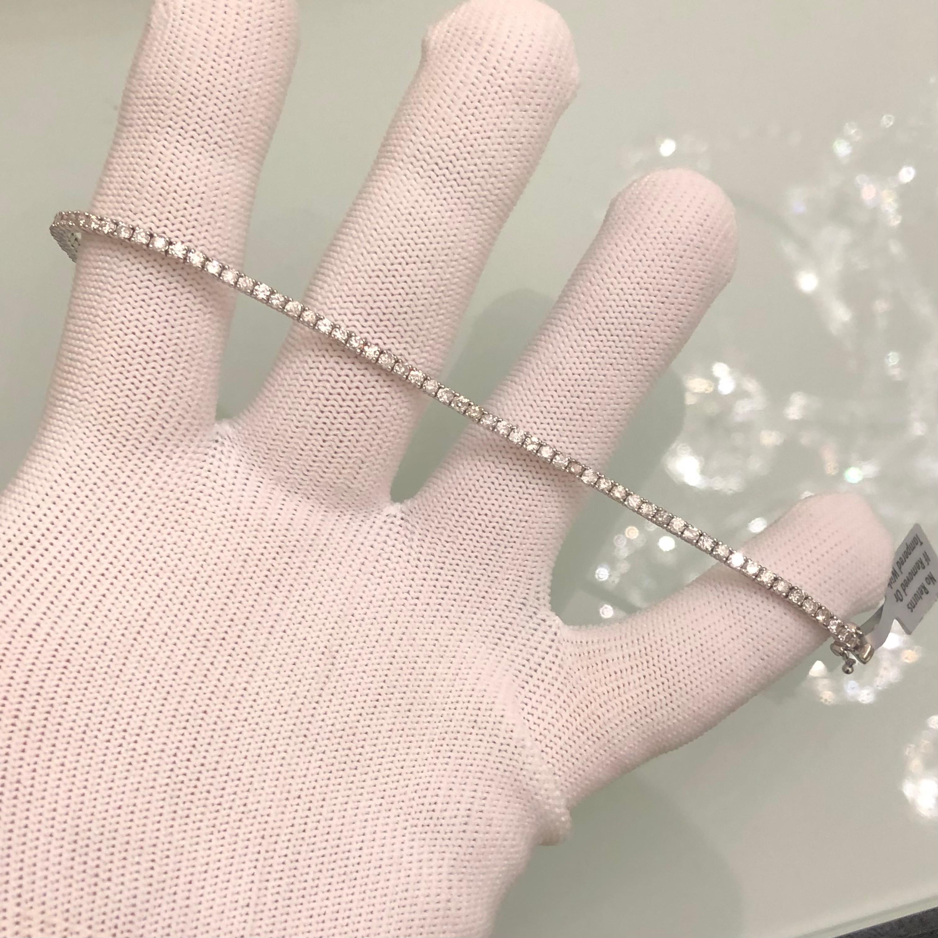 Classic 2 1/2 carat round natural diamond tennis link bracelet in 14k white gold. 76 round brilliant natural diamonds (SI-I clarity, natural earth-mined) are hand set in this diamond tennis bracelet weighing approx. 2 1/2 carats.


This approx. 2