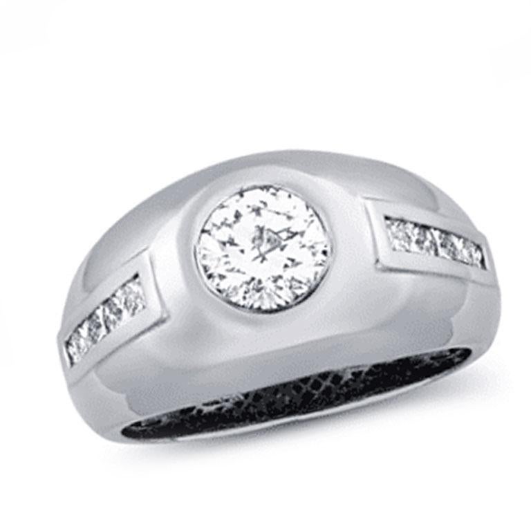 This sophisticated men’s ring showcases a total weight of 2.29 carats, combining bold elegance with timeless craftsmanship. The centerpiece is a striking 1.68 carat round diamond, expertly set to maximize brilliance and presence. Complementing the