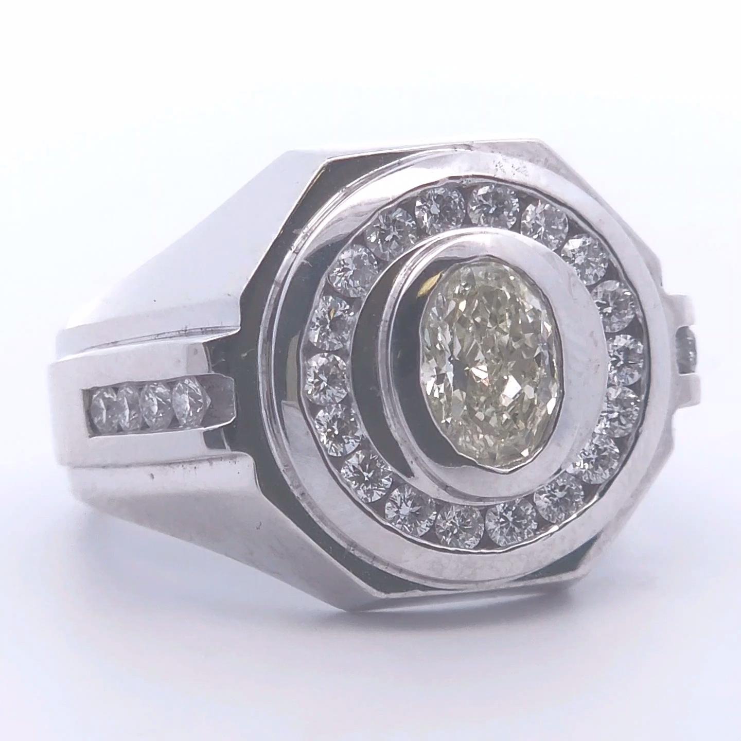 Unser atemberaubender 2 1/5 Karat runder und ovaler Diamantring für Herren ist aus luxuriösem 14K Gold gefertigt. Dieses exquisite Stück vereint Eleganz und Kühnheit und ist damit das perfekte Accessoire für den modernen Mann. Der Ring besticht