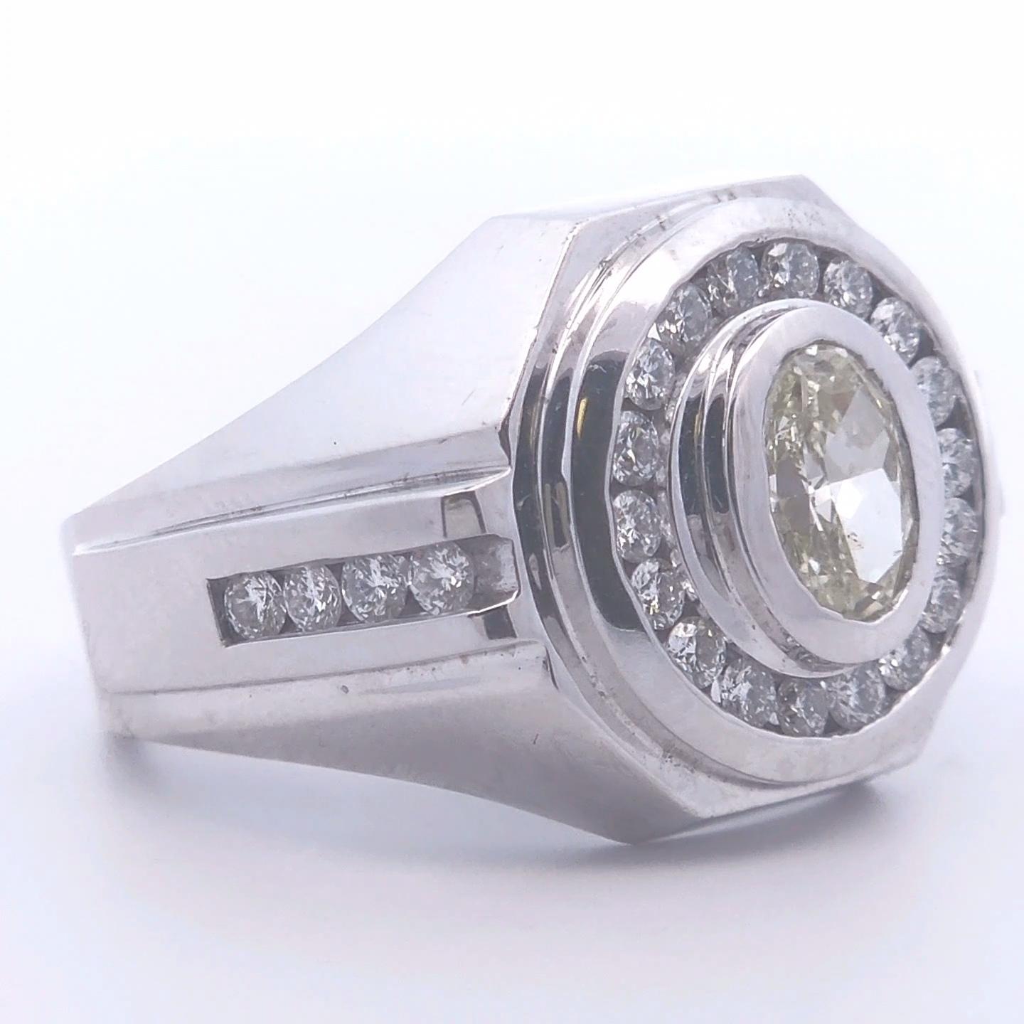 2 1/5 Karat runder und ovaler Diamant Herrenring aus 14k Gold (Rundschliff) im Angebot