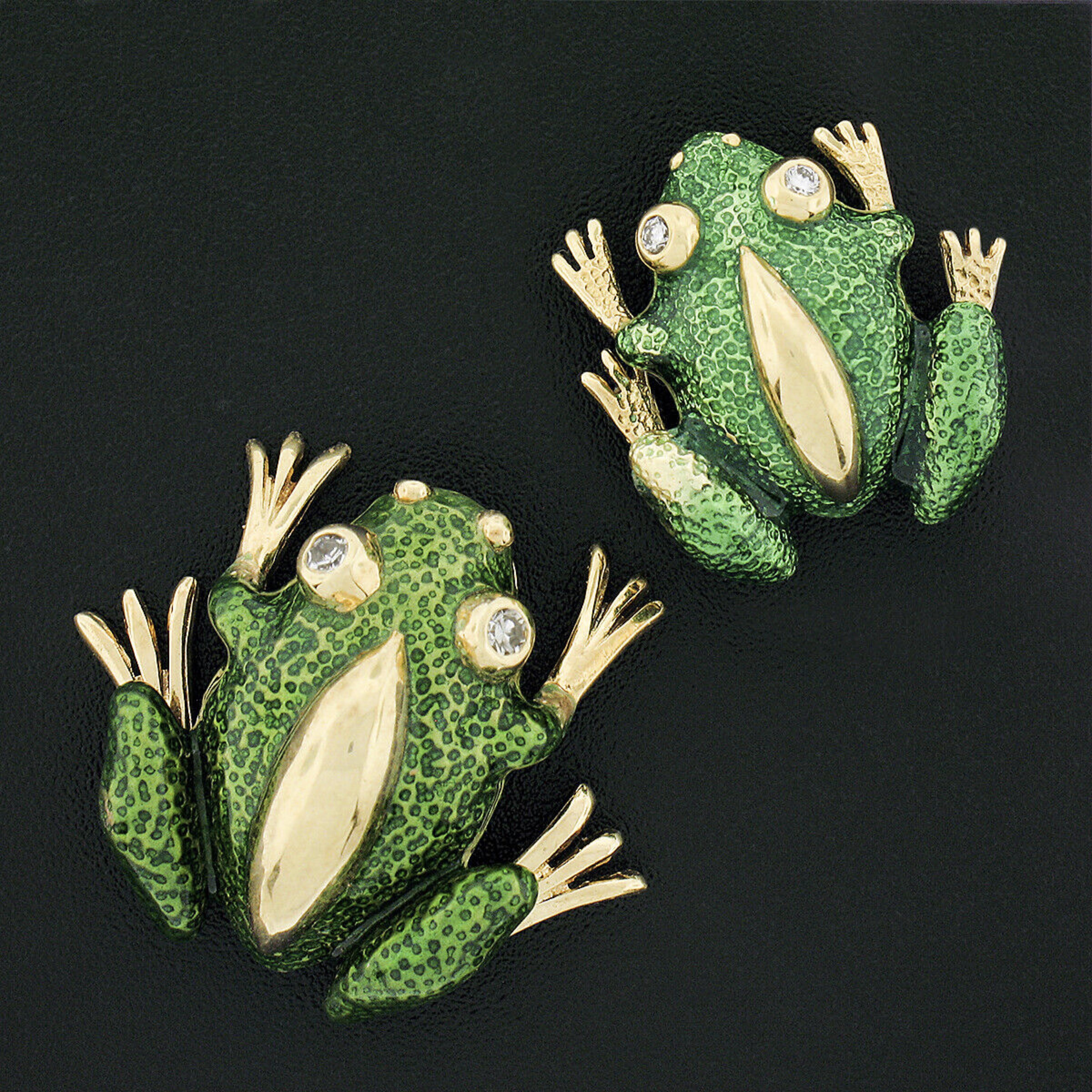 Here we have a pair of beautifully detailed brooch pins crafted from solid 18k yellow gold featuring a mother and baby frog that are matching in design. The frogs are covered in gorgeous green enamel throughout their body with visible textured gold